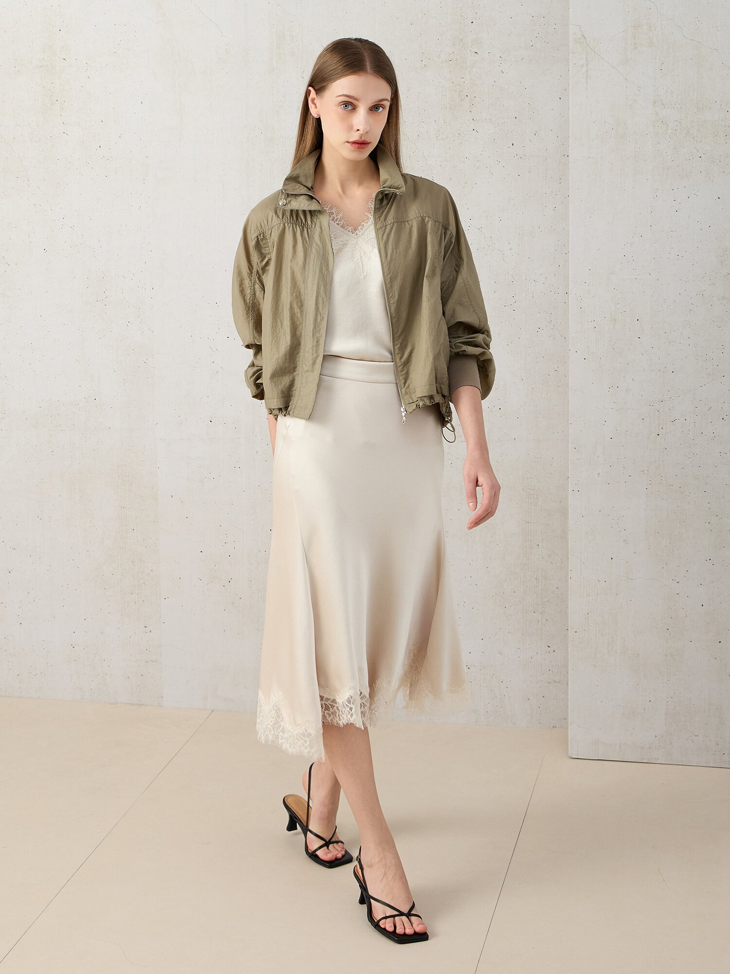 사틴 레이스 슬릿 롱 스커트 (LIGHT BEIGE)