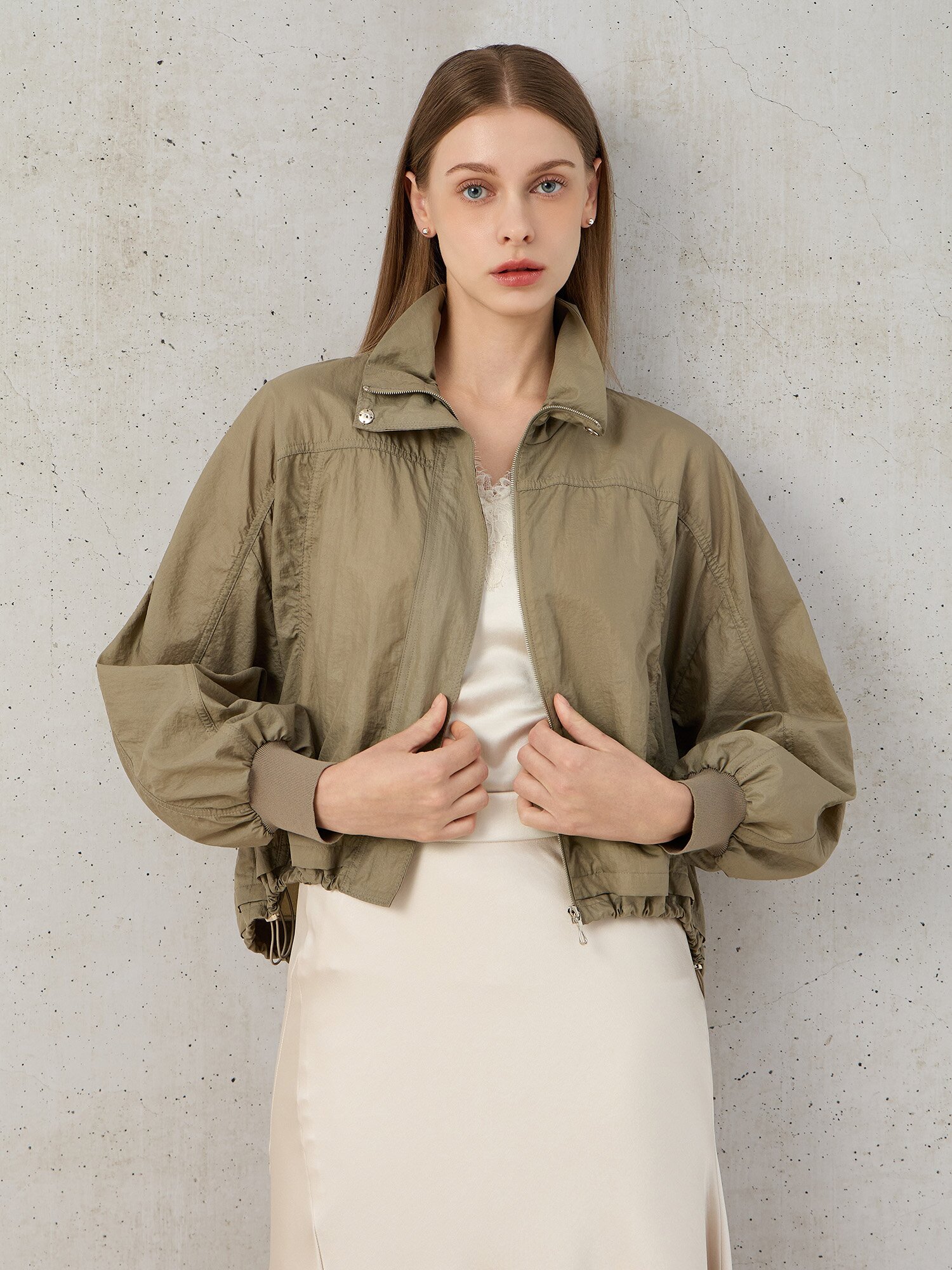 나일론 프릴넥 오버핏 점퍼 (LIGHT KHAKI)