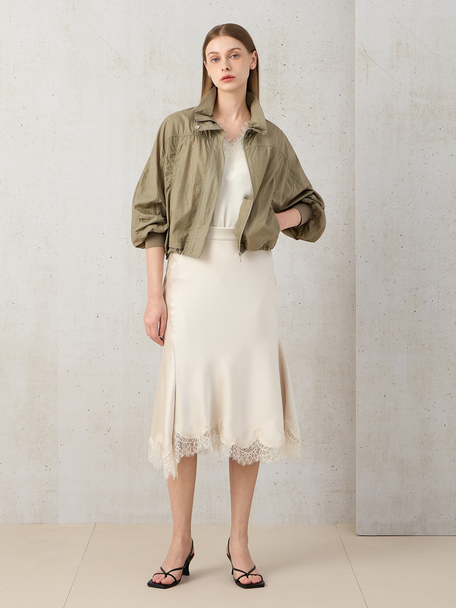 나일론 프릴넥 오버핏 점퍼 (LIGHT KHAKI)