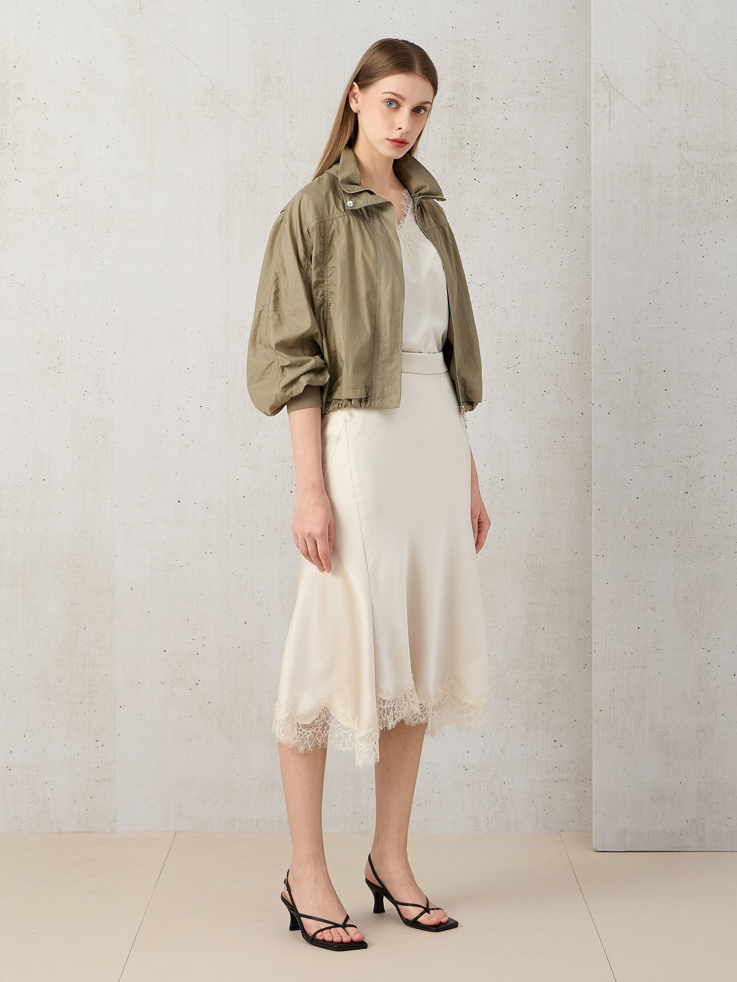 나일론 프릴넥 오버핏 점퍼 (LIGHT KHAKI)