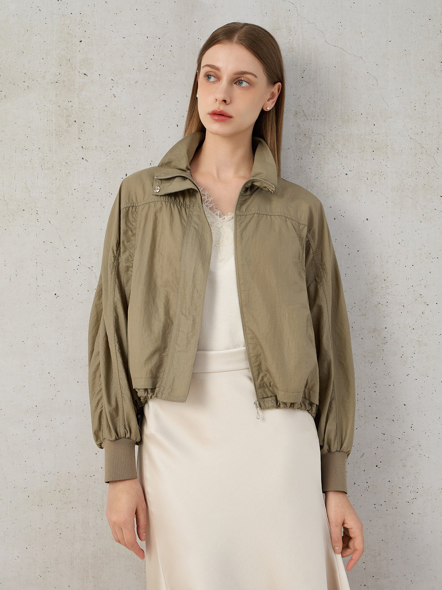 나일론 프릴넥 오버핏 점퍼 (LIGHT KHAKI)