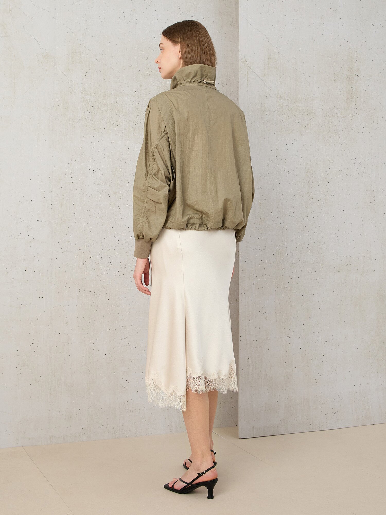 나일론 프릴넥 오버핏 점퍼 (LIGHT KHAKI)