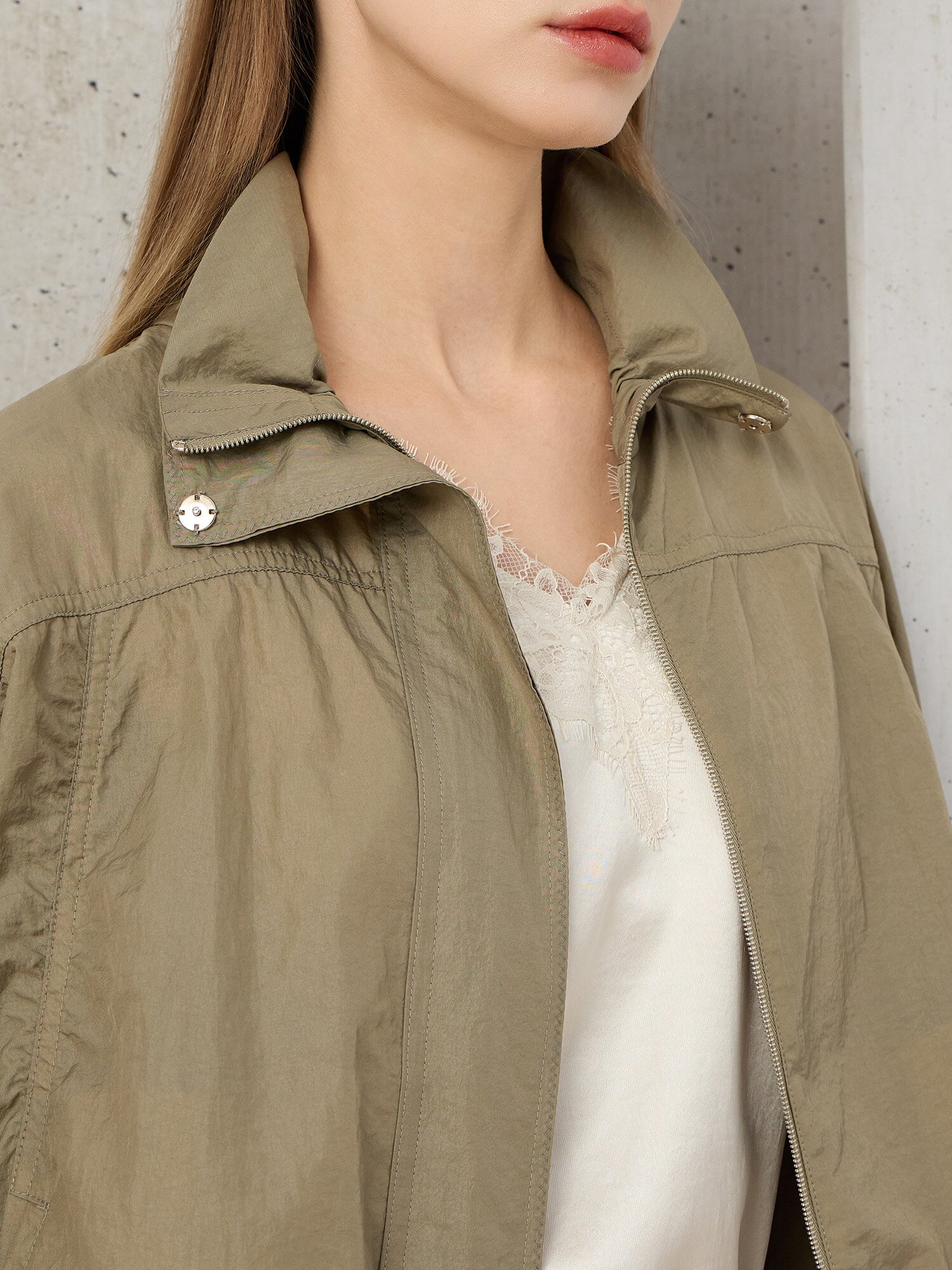 나일론 프릴넥 오버핏 점퍼 (LIGHT KHAKI)