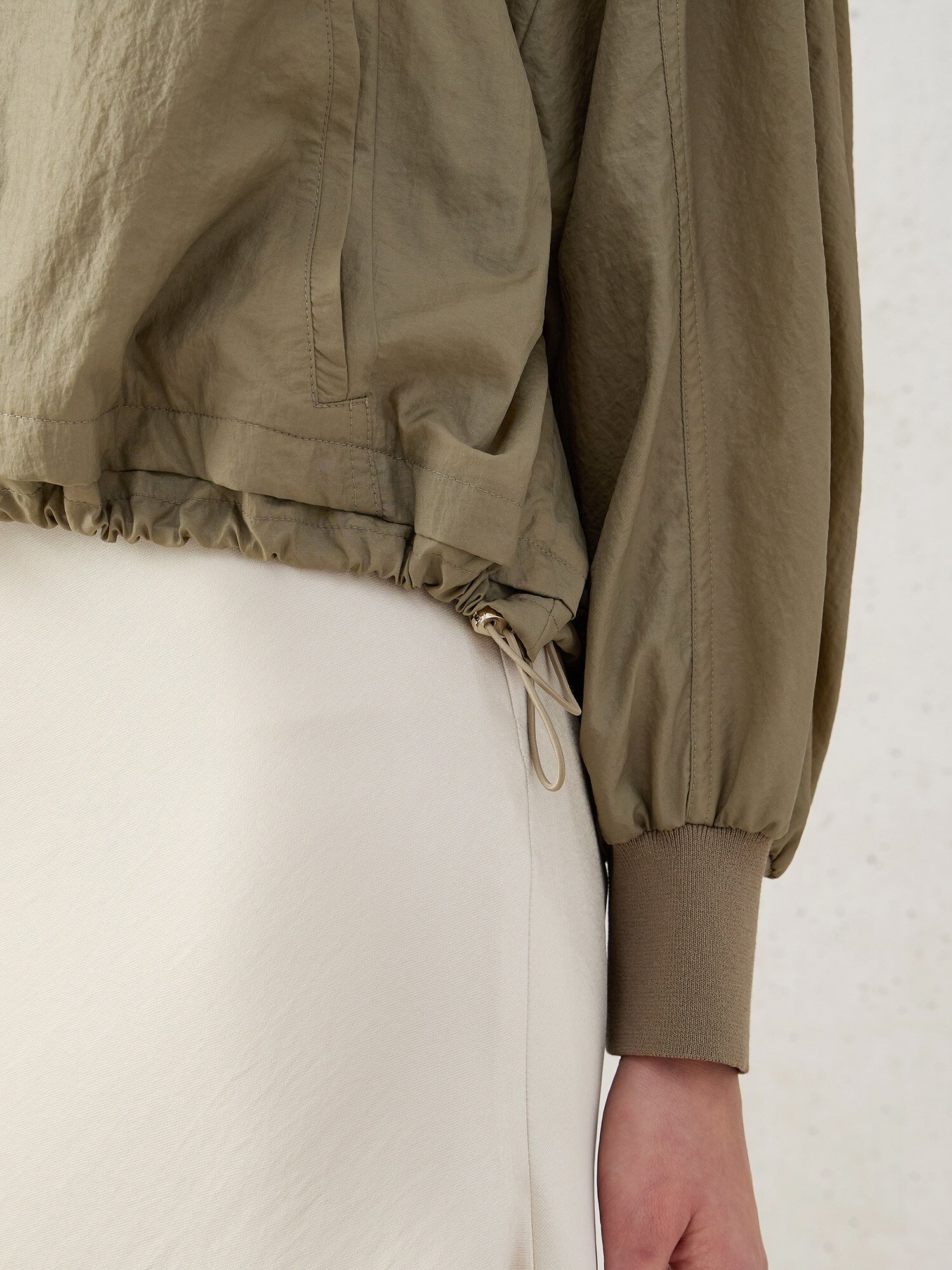 나일론 프릴넥 오버핏 점퍼 (LIGHT KHAKI)