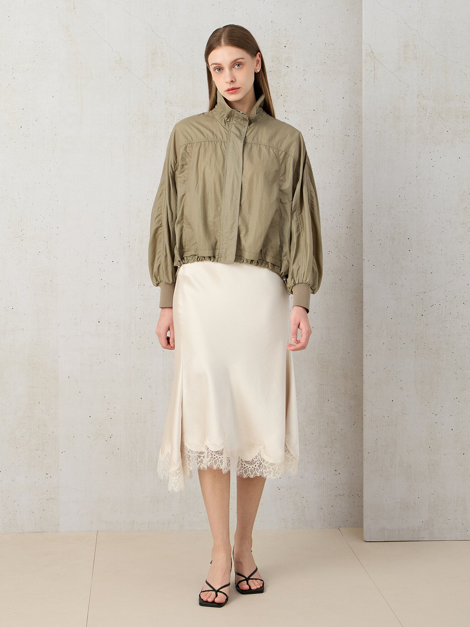 나일론 프릴넥 오버핏 점퍼 (LIGHT KHAKI)