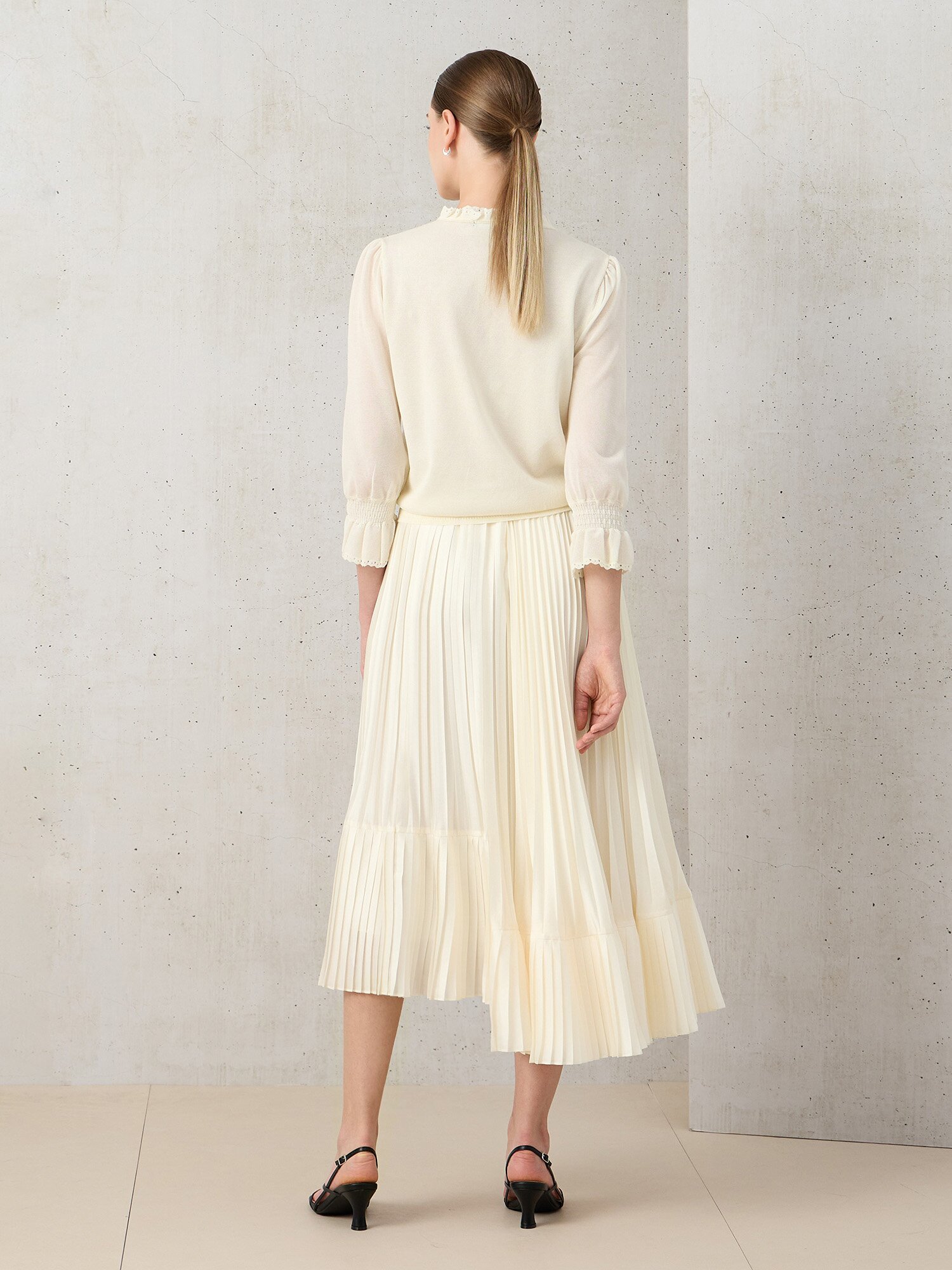 메시 프릴넥 벨 커프스 풀오버 (CREAM)