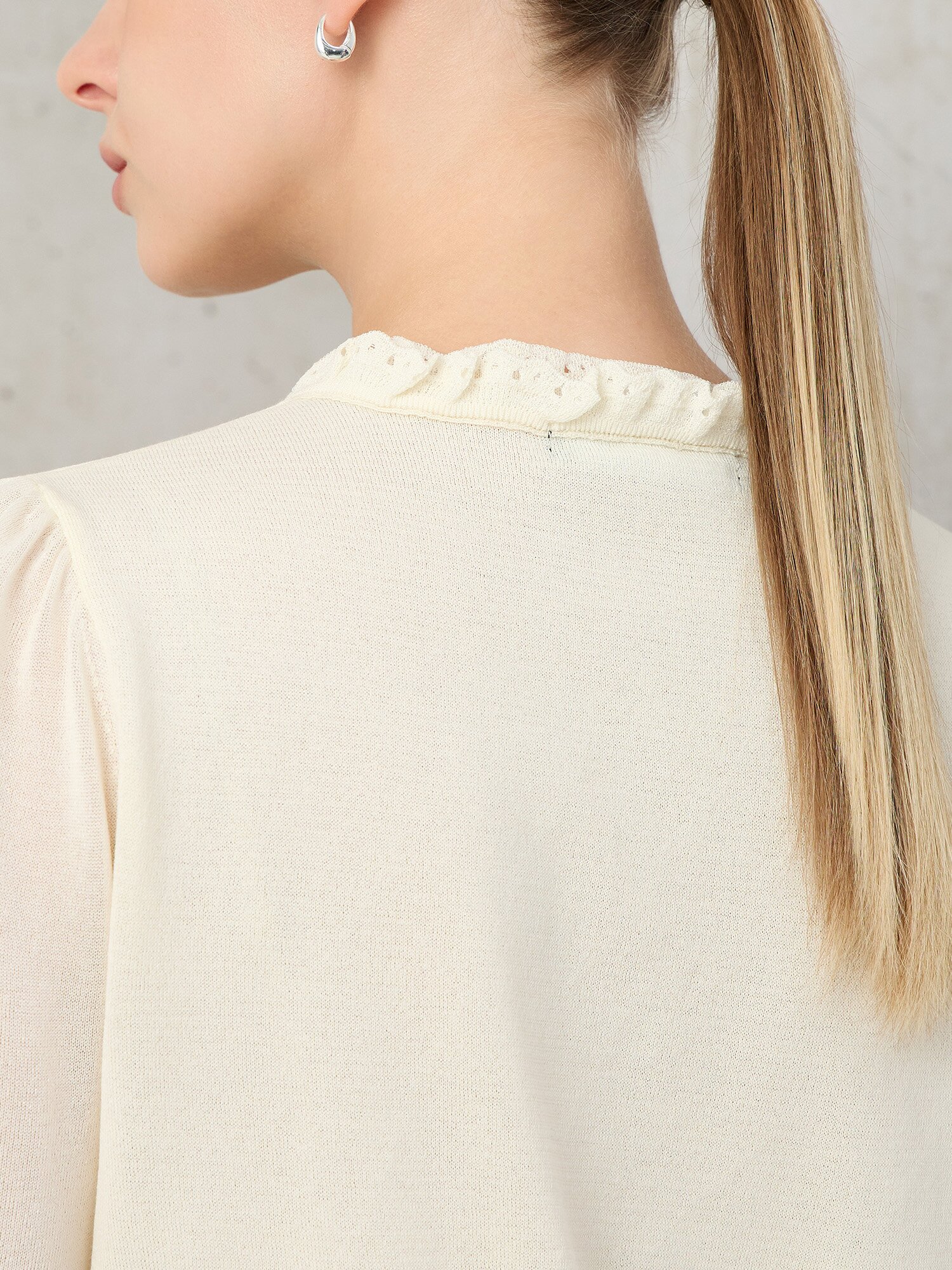 메시 프릴넥 벨 커프스 풀오버 (CREAM)