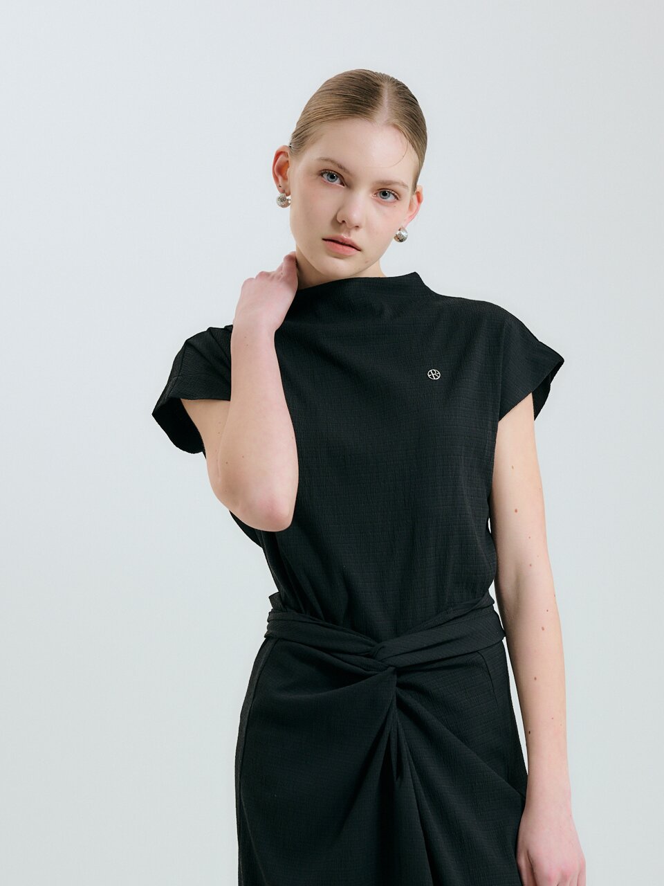 LU TEXTURED TUCK BLOUSE - BLACK