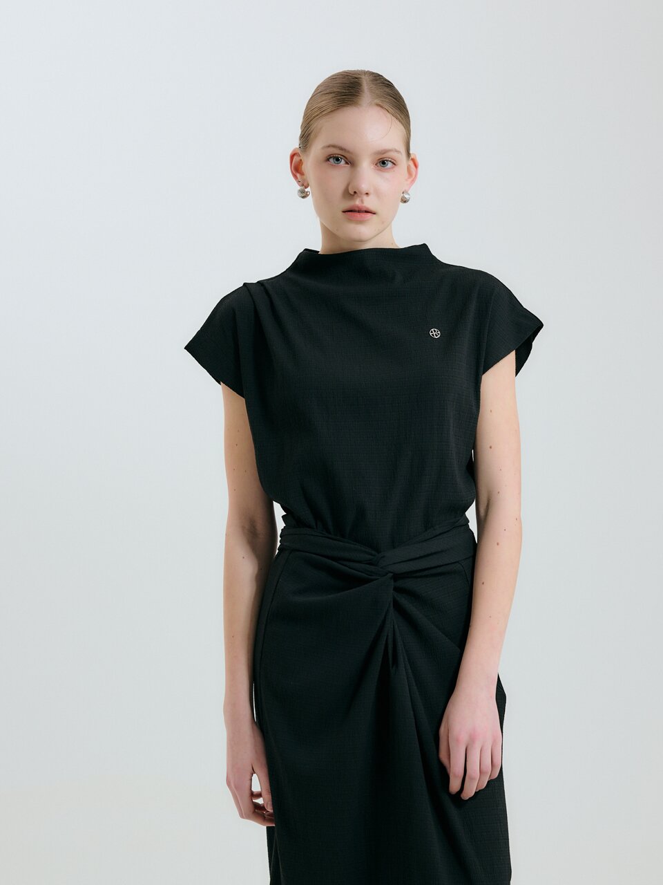 LU TEXTURED TUCK BLOUSE - BLACK
