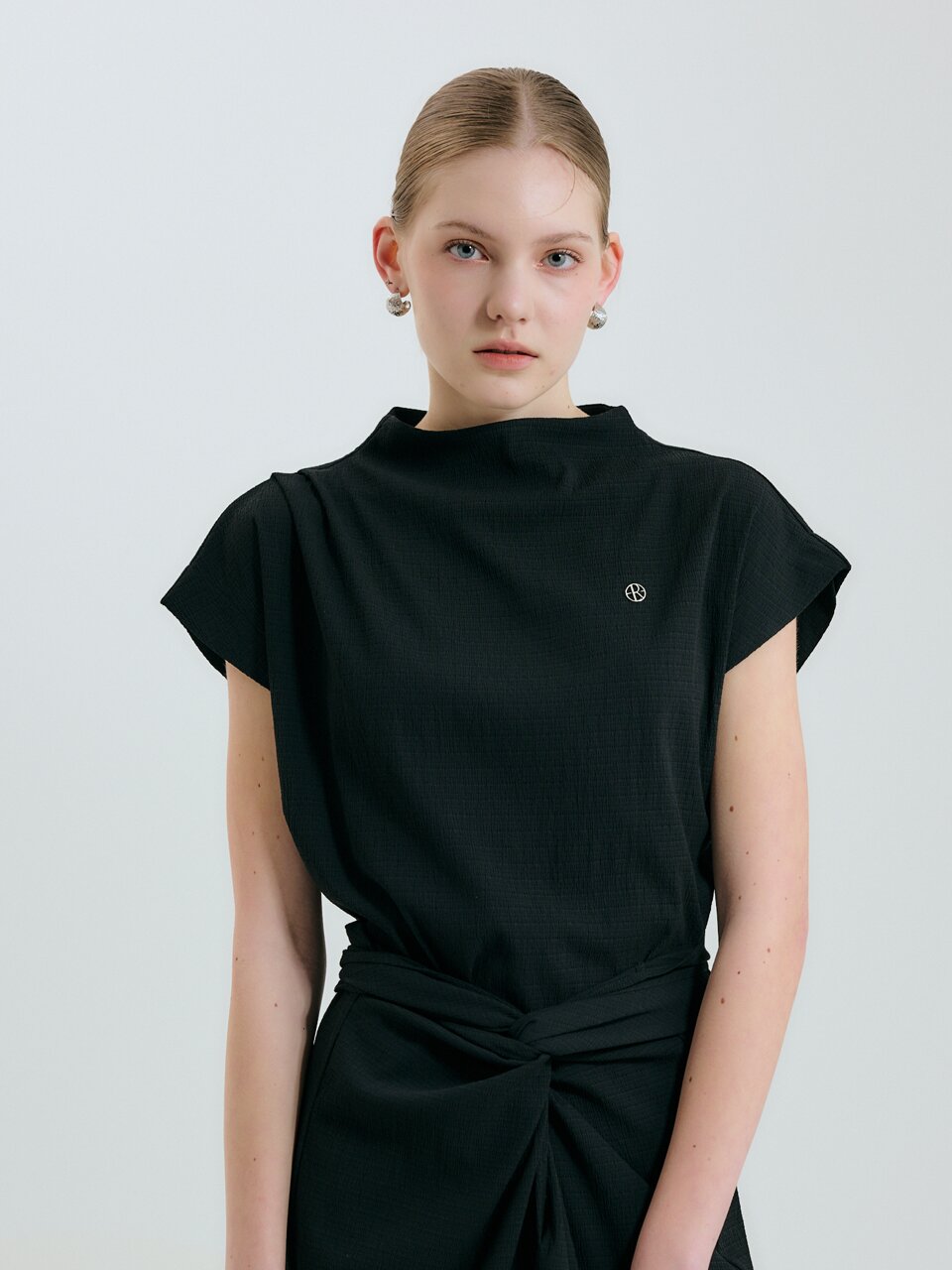 LU TEXTURED TUCK BLOUSE - BLACK