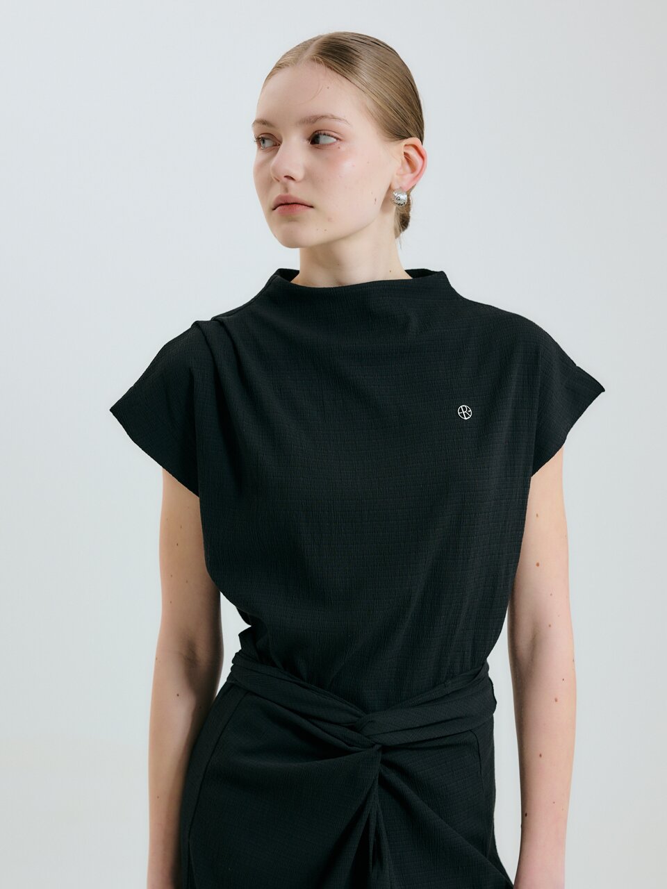 LU TEXTURED TUCK BLOUSE - BLACK