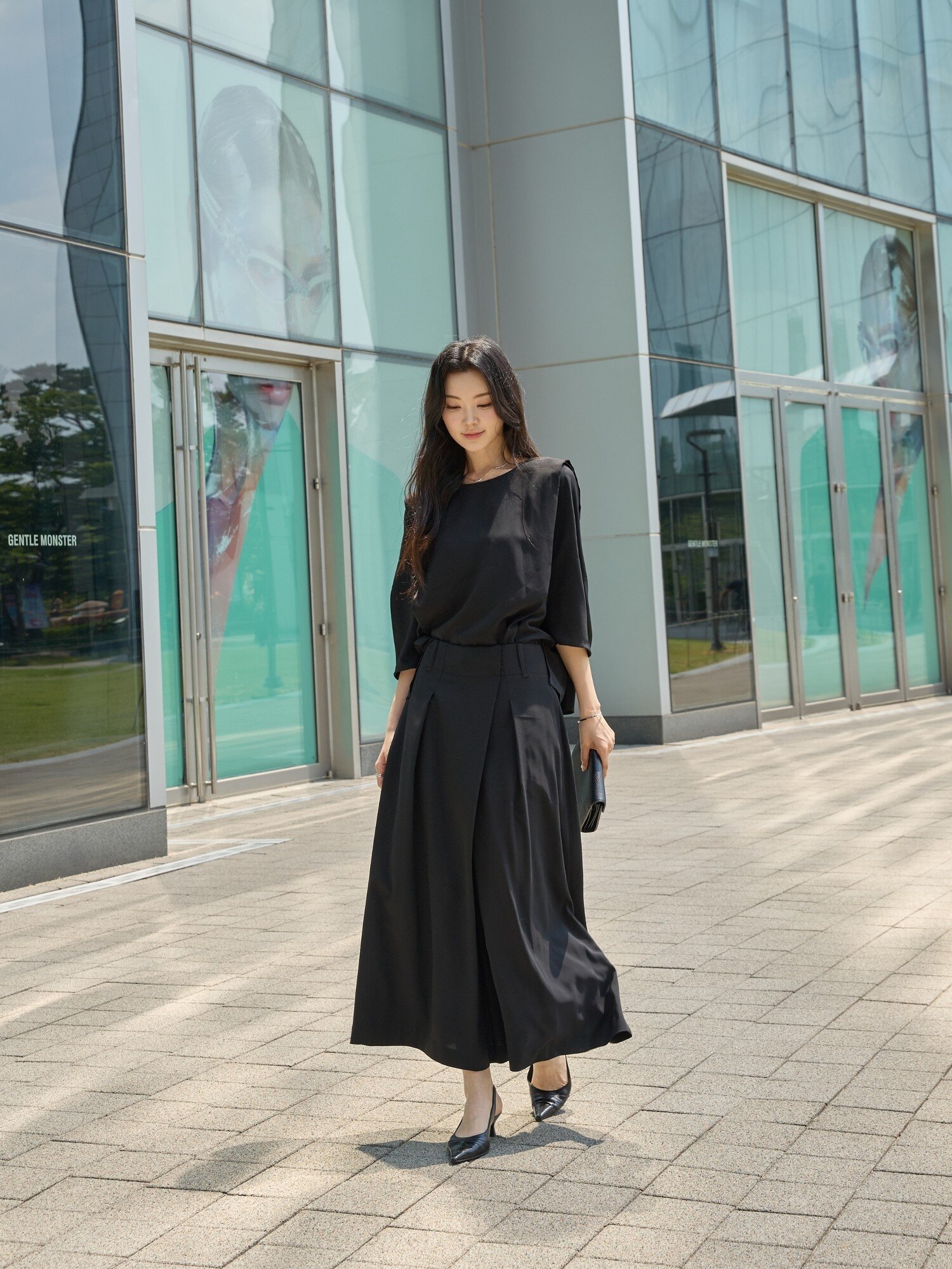 숄더 턱 라운드넥 블라우스 (BLACK)