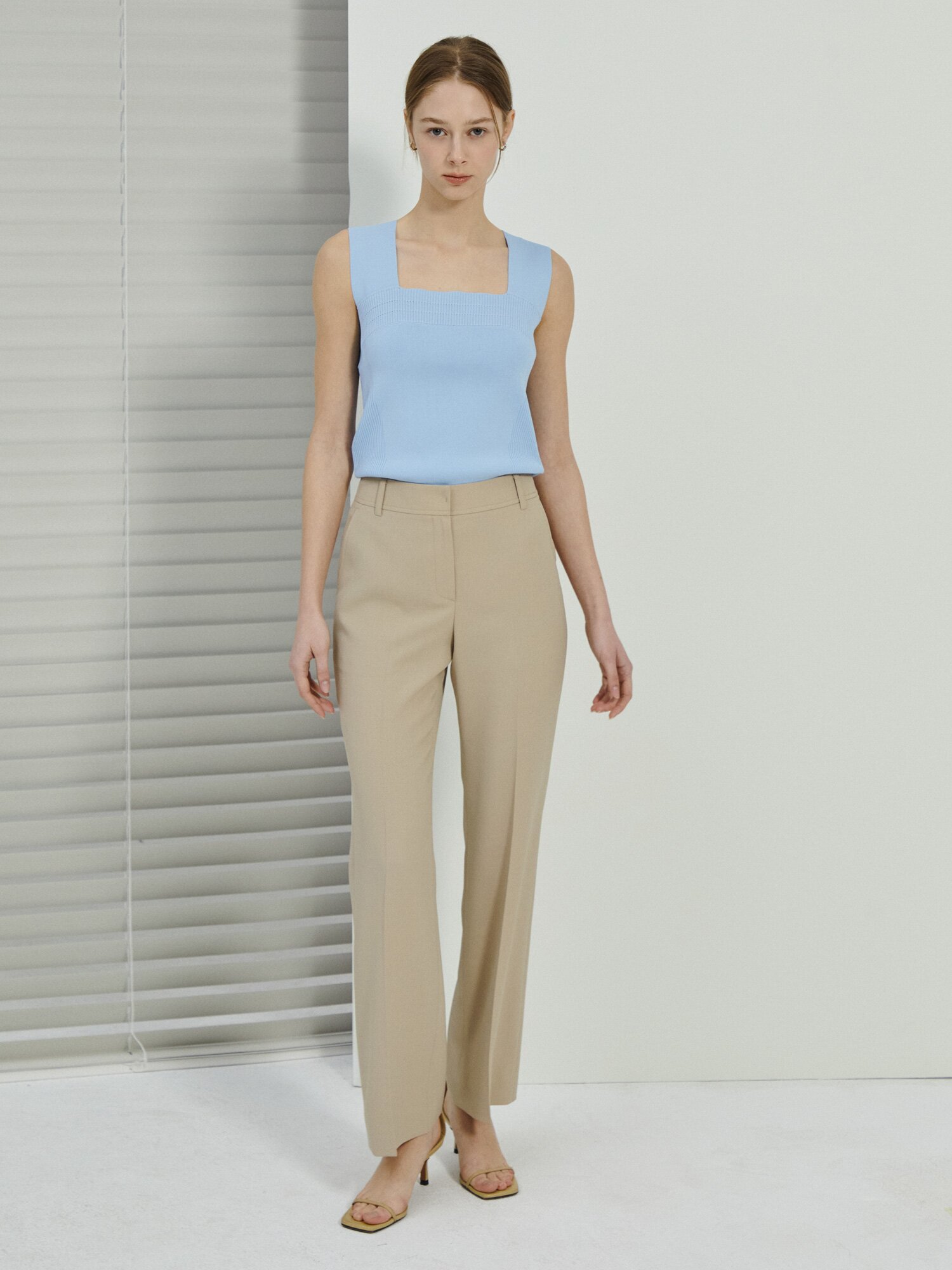 히든 버튼 슬림 부츠컷 팬츠 (BEIGE)