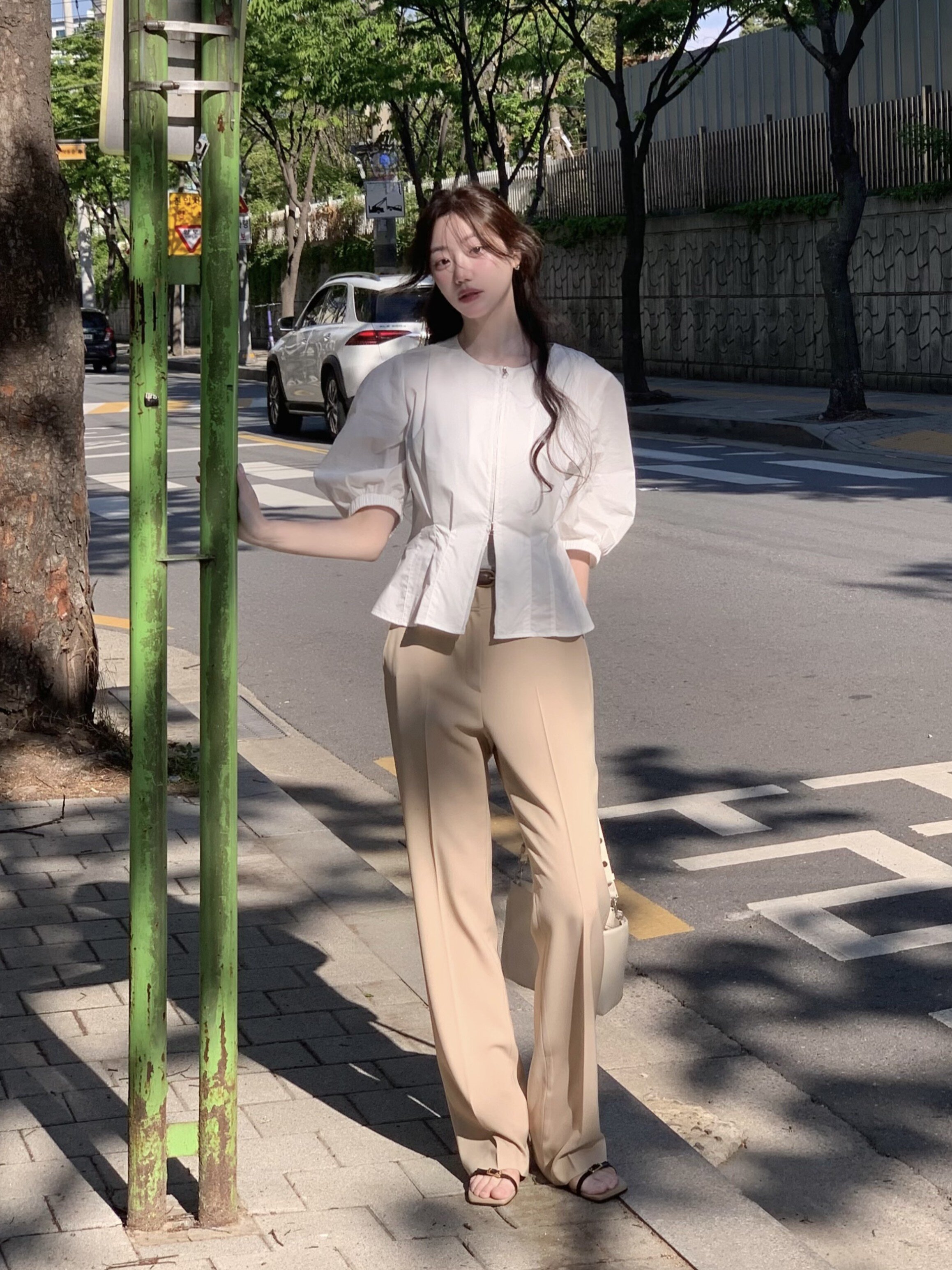 히든 버튼 슬림 부츠컷 팬츠 (BEIGE)