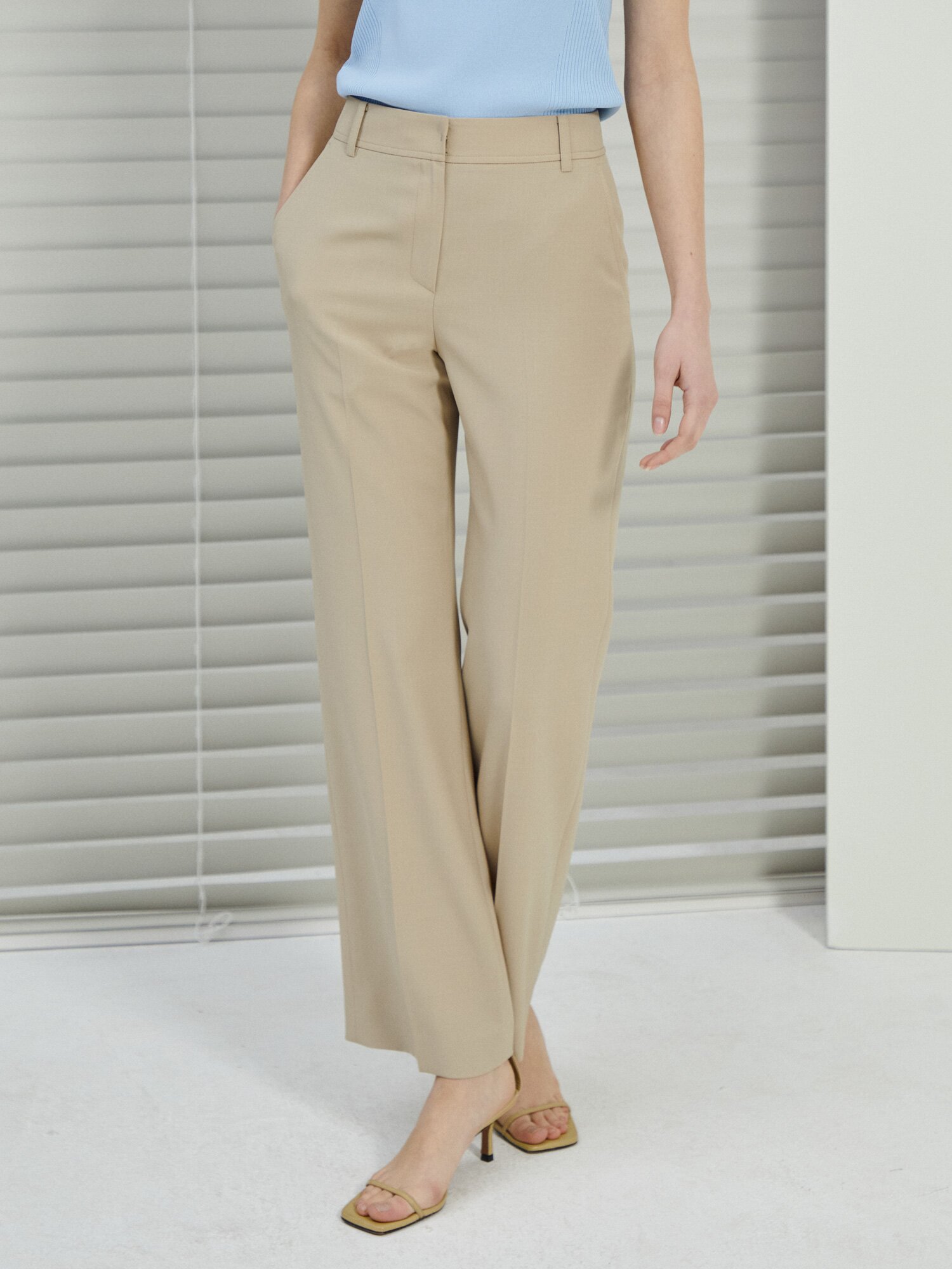 히든 버튼 슬림 부츠컷 팬츠 (BEIGE)