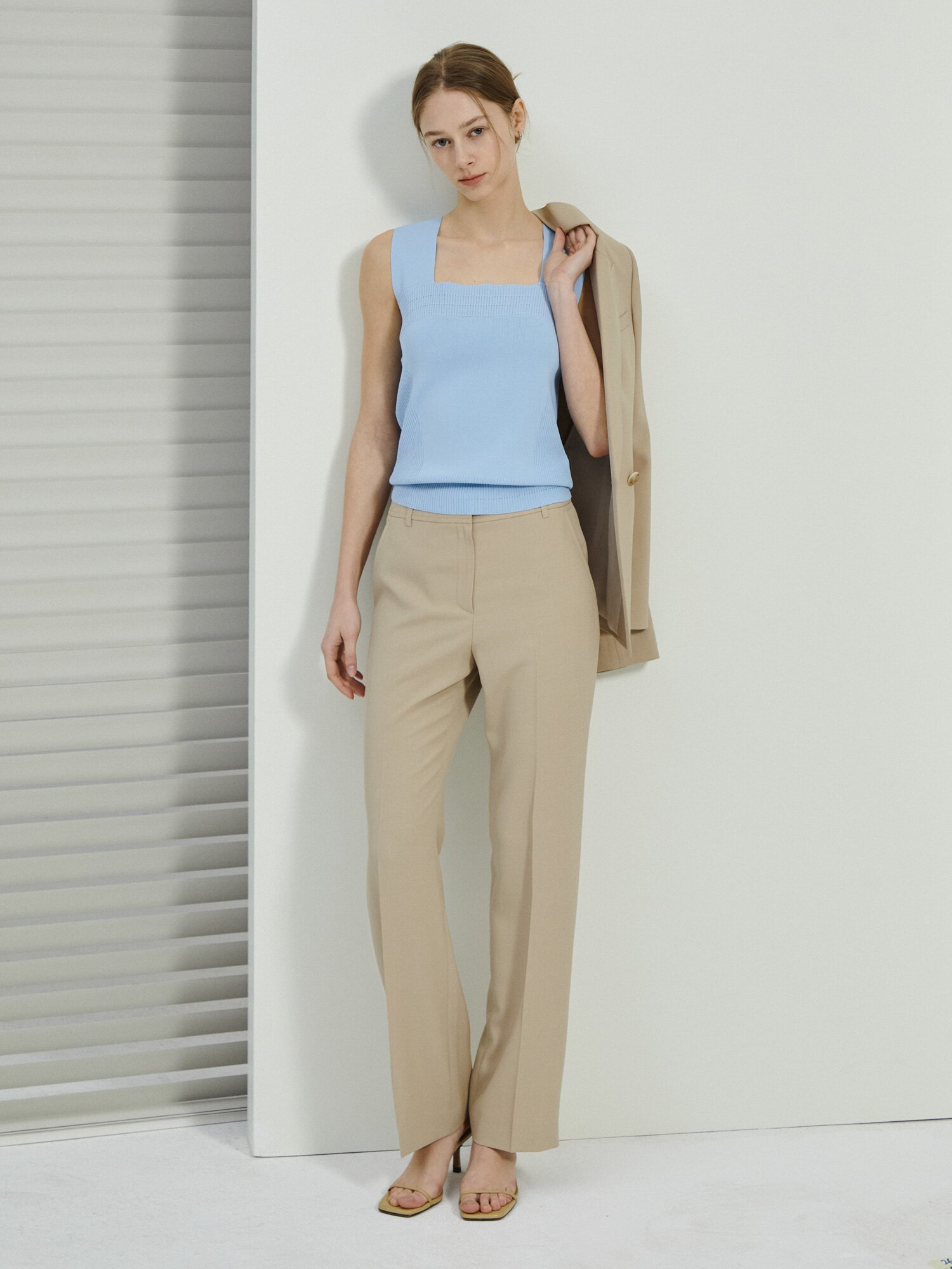 히든 버튼 슬림 부츠컷 팬츠 (BEIGE)