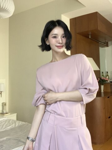 숄더 턱 라운드넥 블라우스 