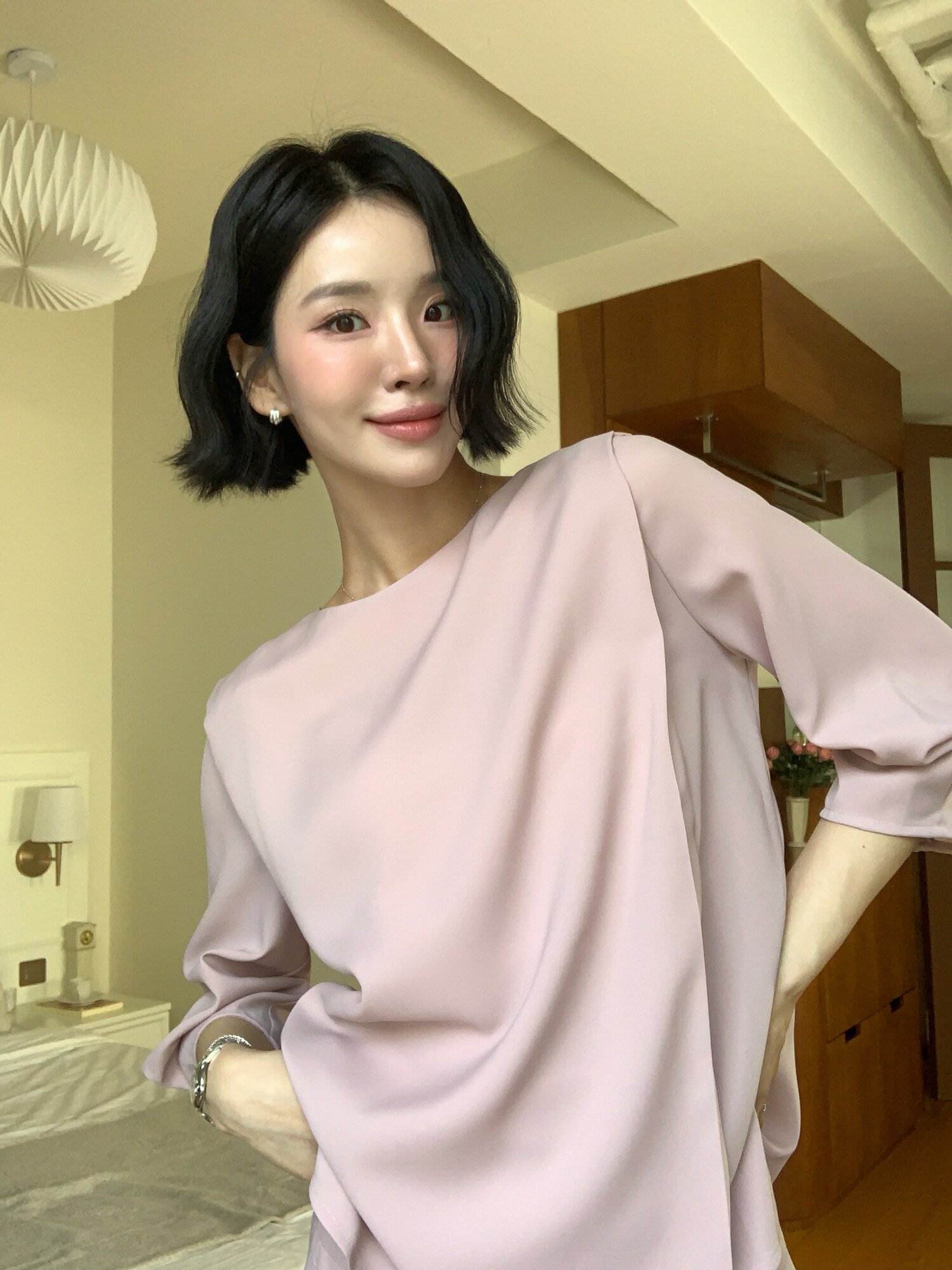 숄더 턱 라운드넥 블라우스 (PINK)