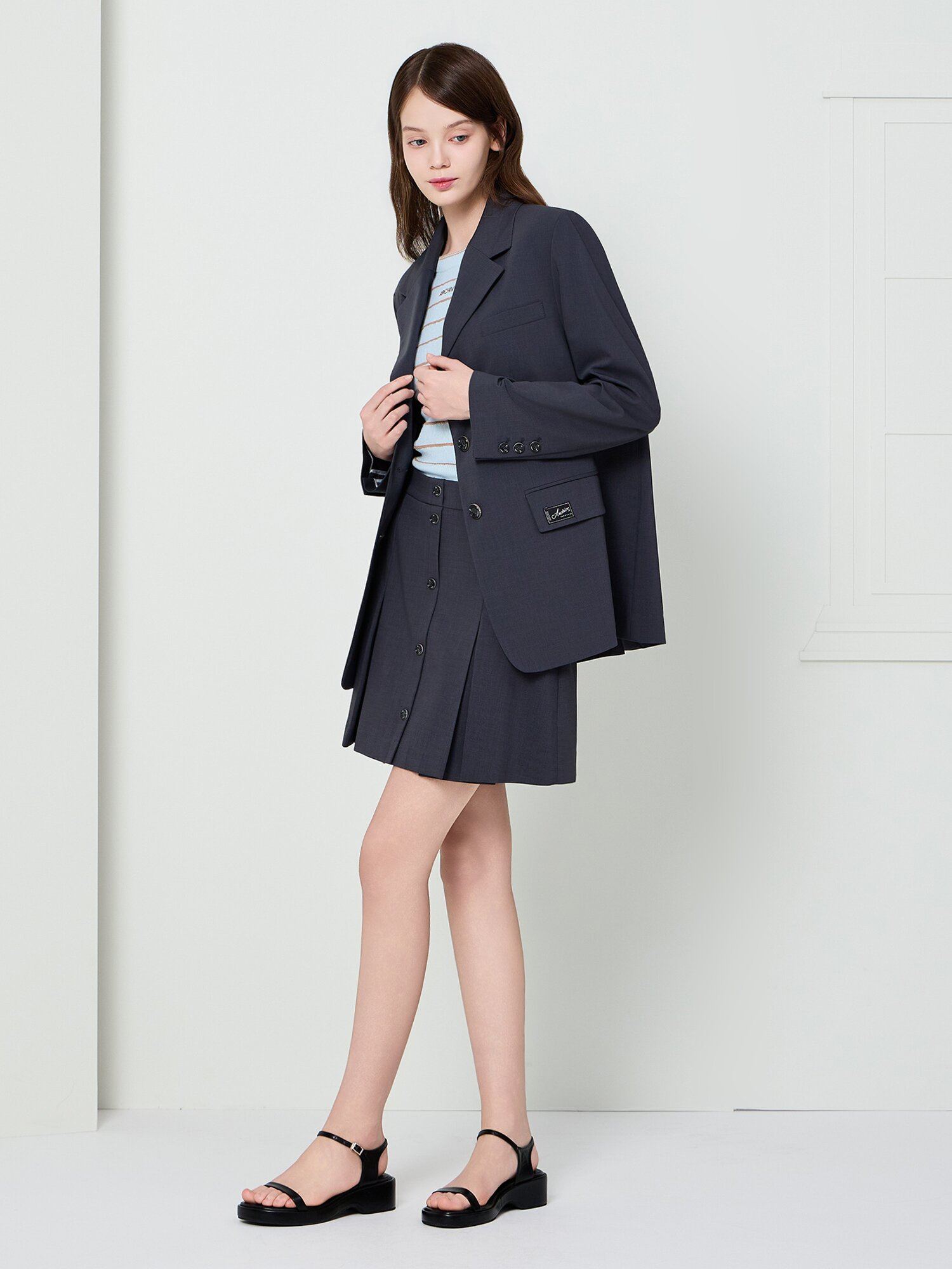 루즈핏 라벨 장식 싱글 재킷 (DARK GREY)