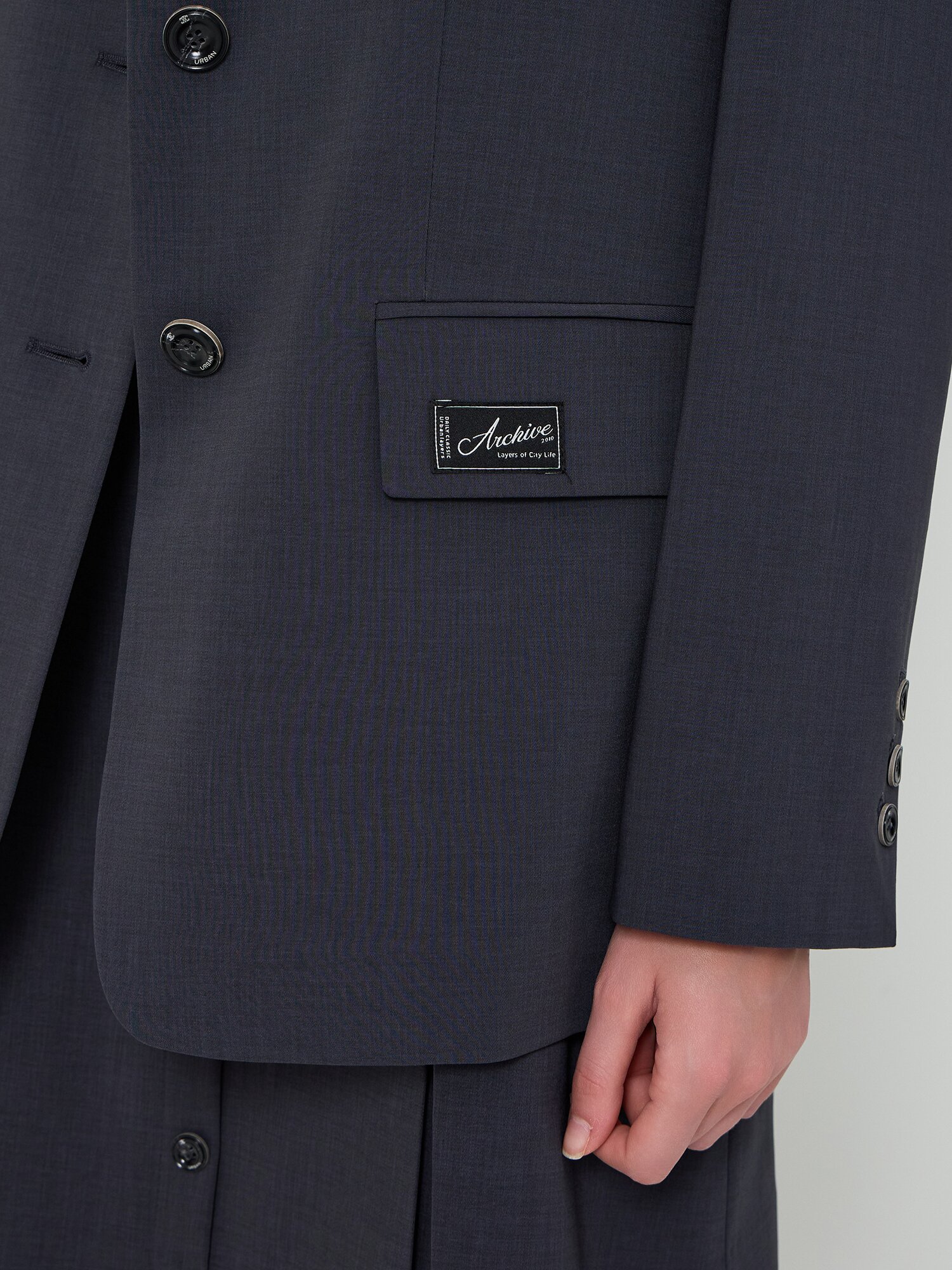 루즈핏 라벨 장식 싱글 재킷 (DARK GREY)