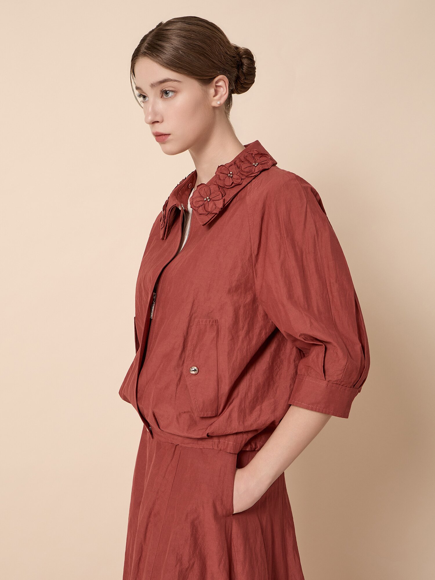 플라워 카라 미디 슬리브 집업 재킷 (BRICK)