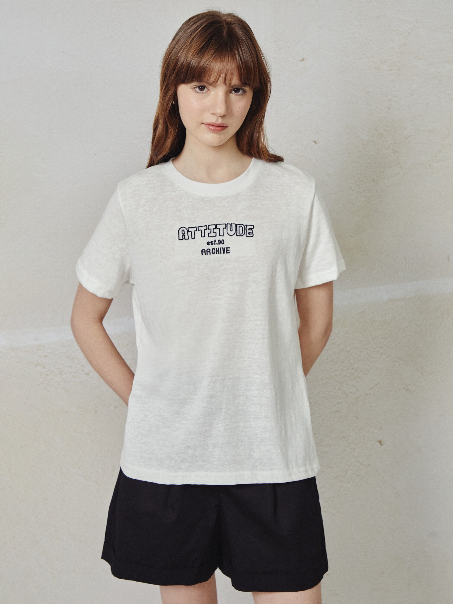 코튼 블렌드 자수 라운드넥 티셔츠 (WHITE)