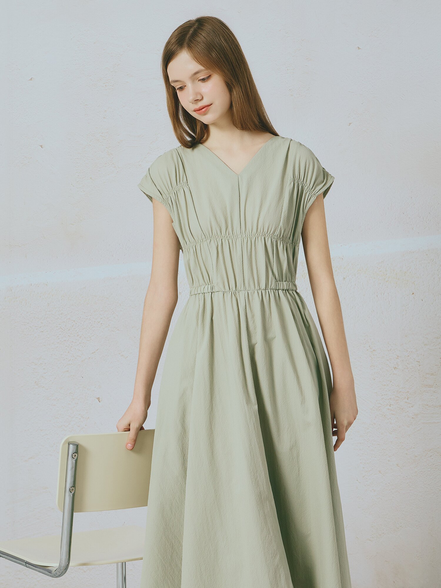 브이넥 셔링 플레어 롱 원피스 (KHAKI BEIGE)