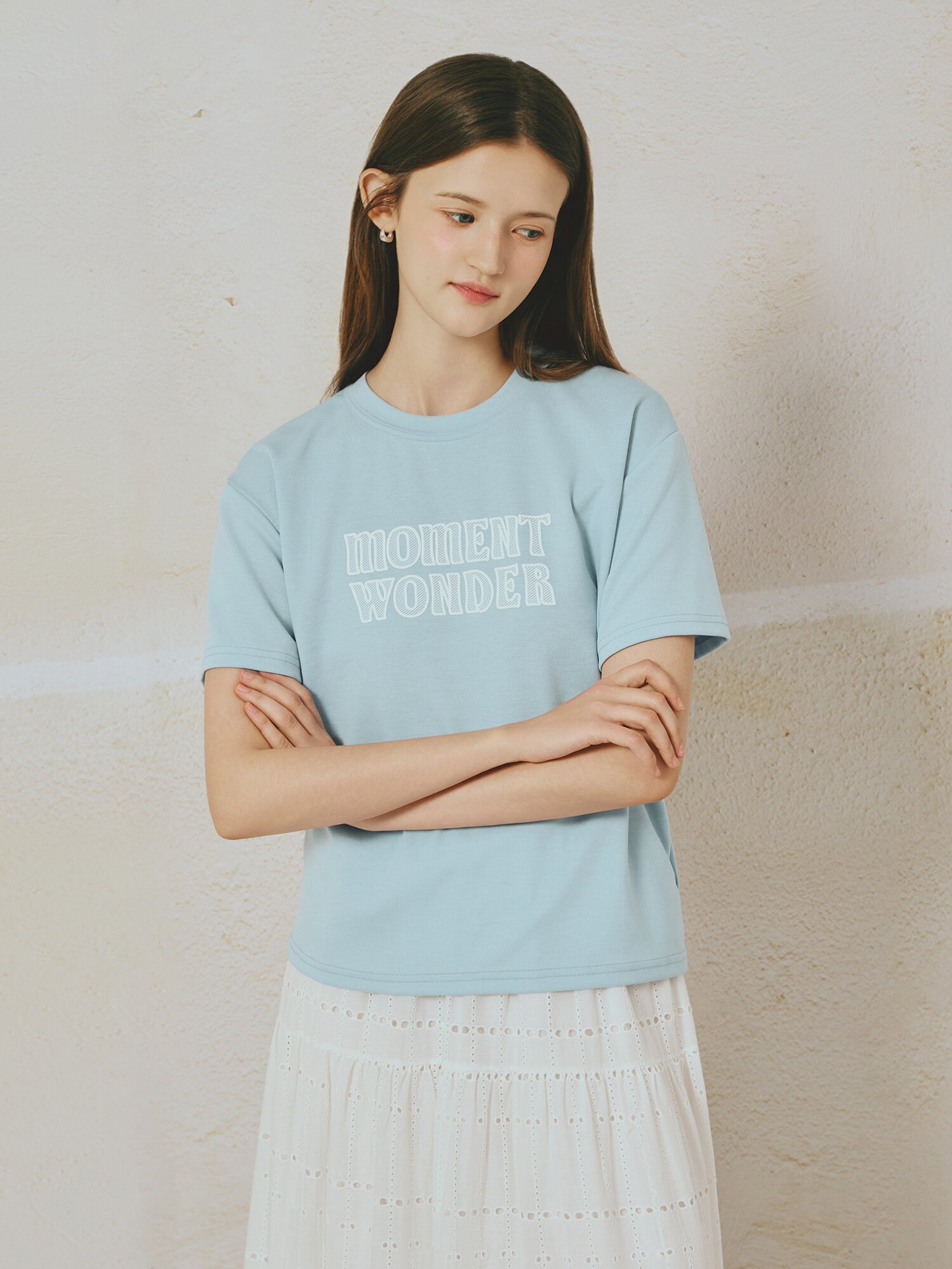 스판 블렌드 자수 라운드넥 티셔츠 (LIGHT BLUE)