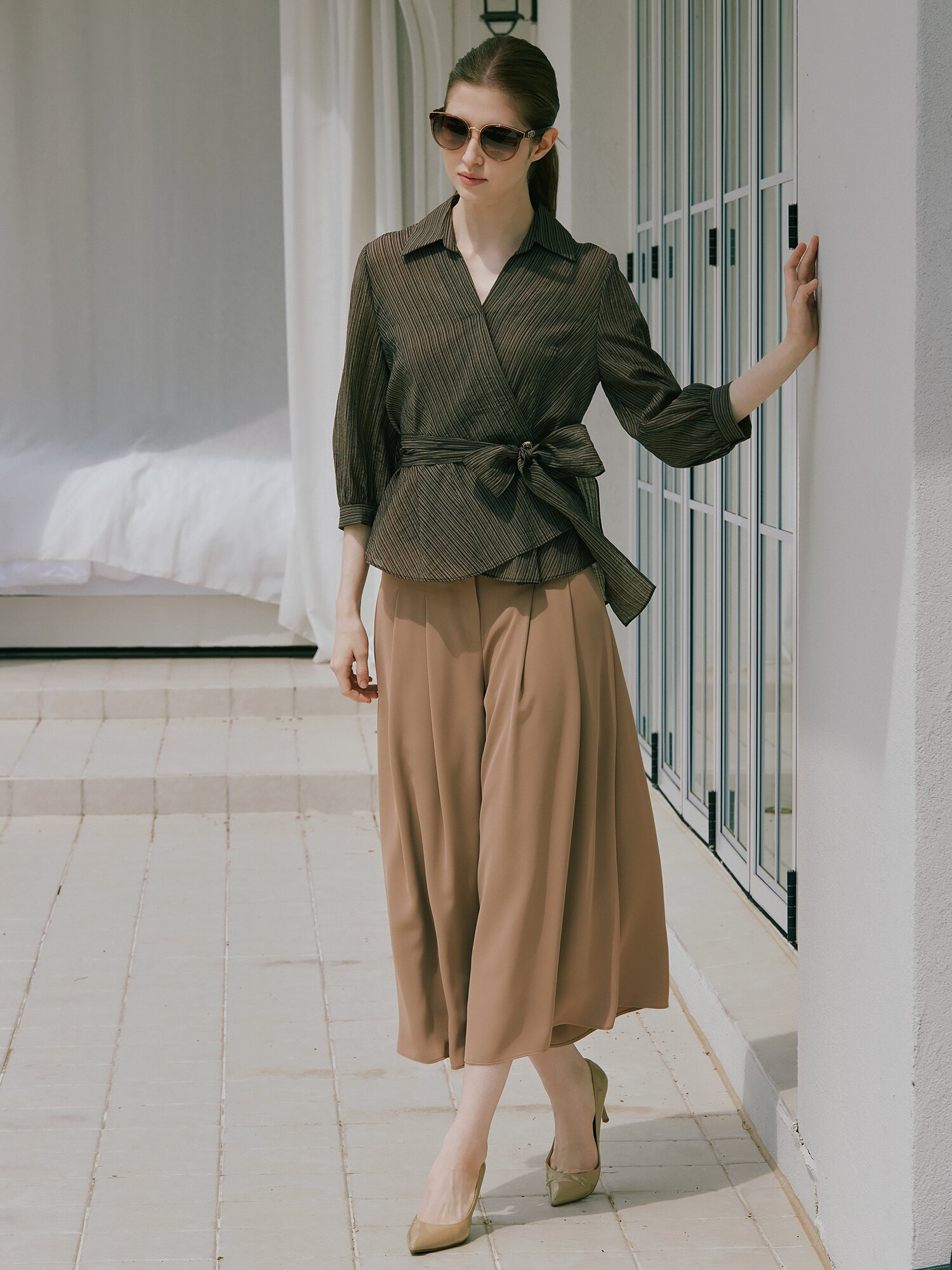 투턱 백 밴딩 퀼로트 크롭 팬츠 (DARK BEIGE)