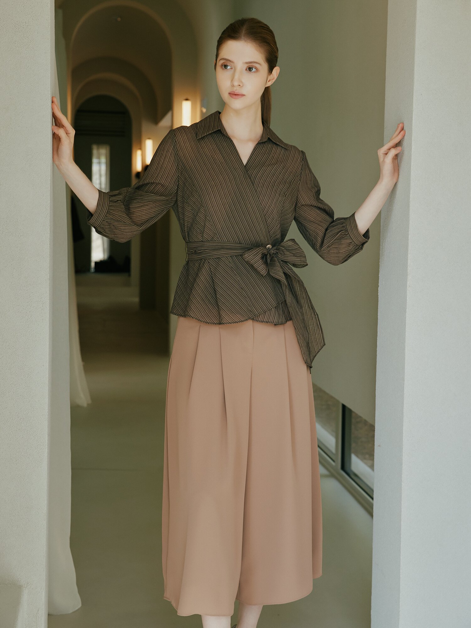 투턱 백 밴딩 퀼로트 크롭 팬츠 (DARK BEIGE)