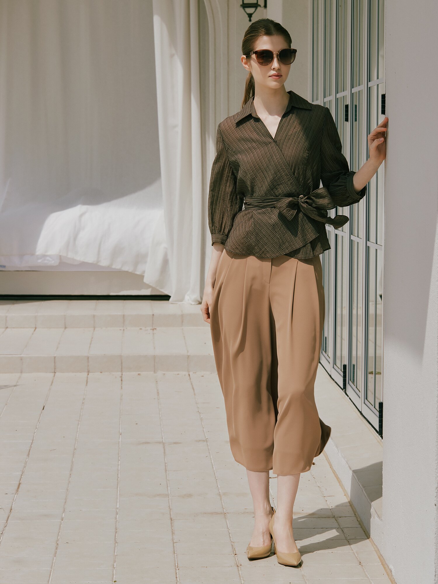 투턱 백 밴딩 퀼로트 크롭 팬츠 (DARK BEIGE)