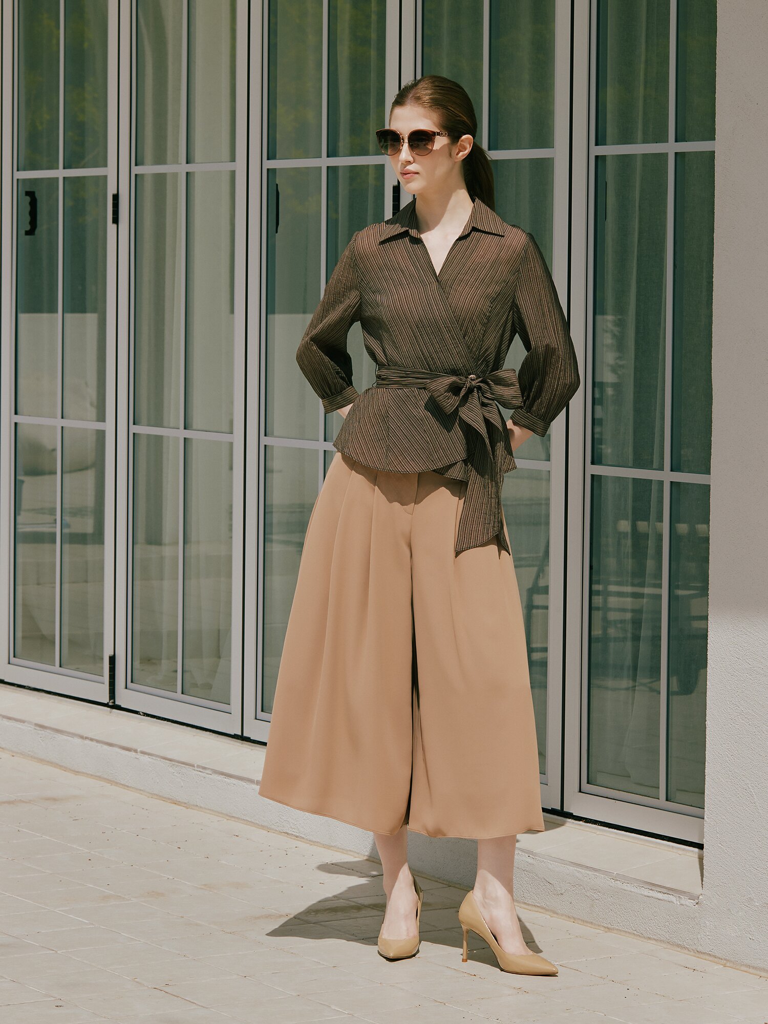 투턱 백 밴딩 퀼로트 크롭 팬츠 (DARK BEIGE)