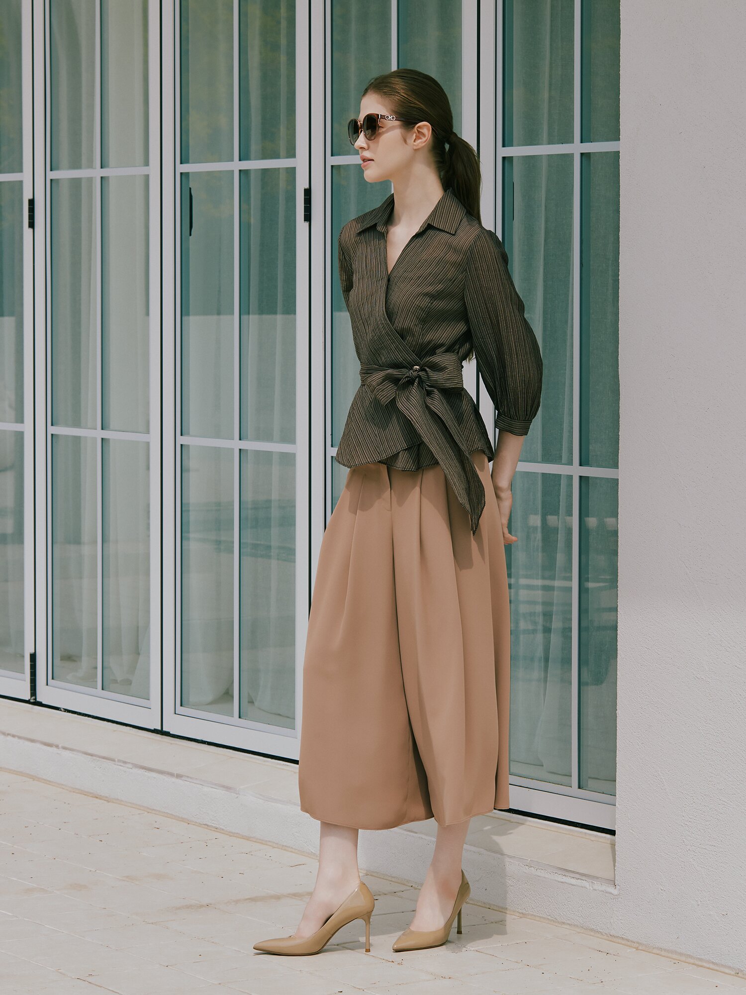 투턱 백 밴딩 퀼로트 크롭 팬츠 (DARK BEIGE)