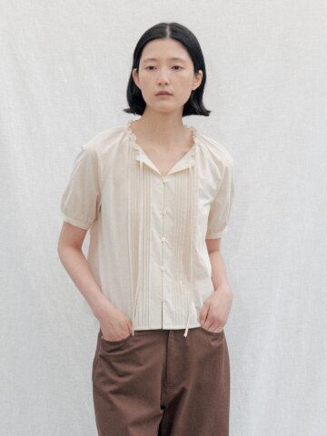 Pintuck Strap Half Sleeve Blouse_LIGHT BEIGE