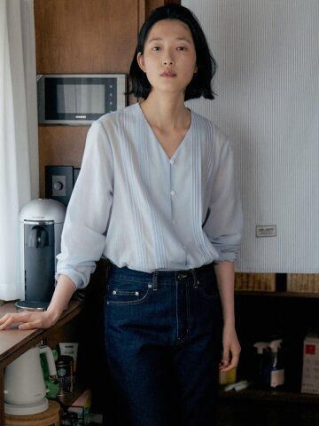 Soft Pintuck V-Neck Blouse_SKY BLUE