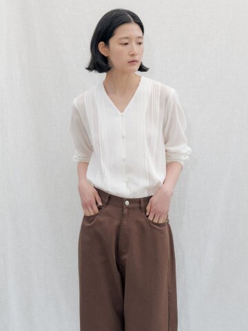 Soft Pintuck V-Neck Blouse_IVORY