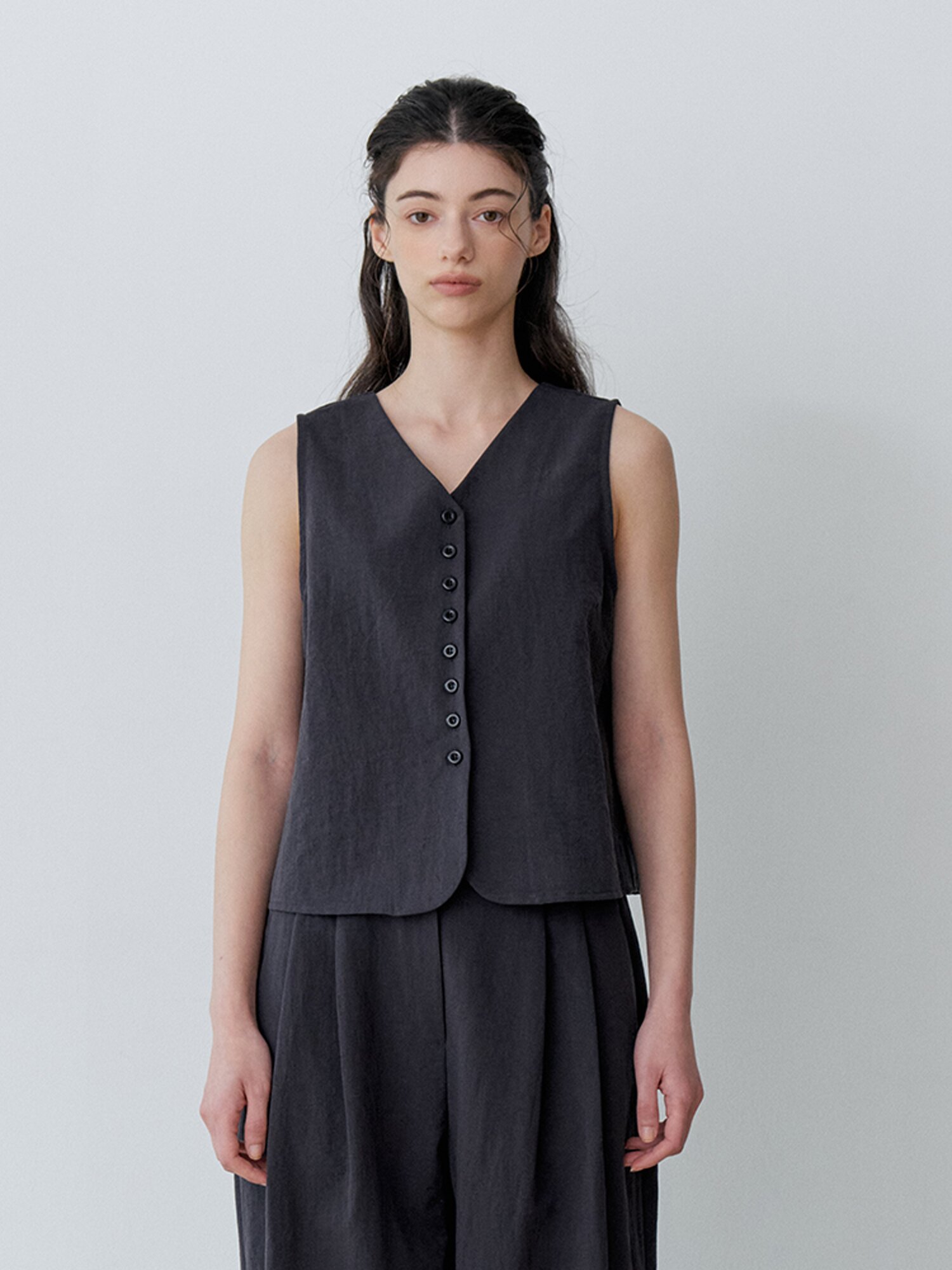 V-NECK BUTTON SLEEVELESS VEST (CH)