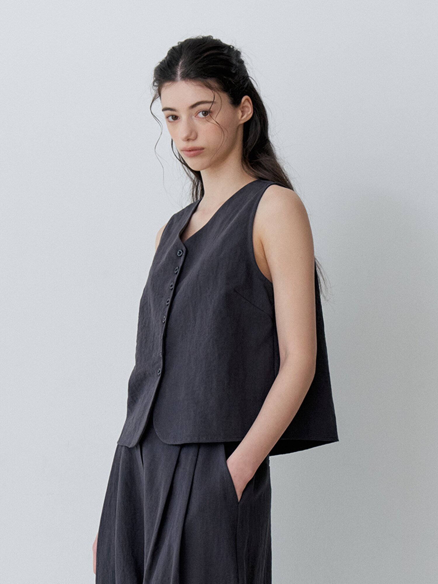 V-NECK BUTTON SLEEVELESS VEST (CH)