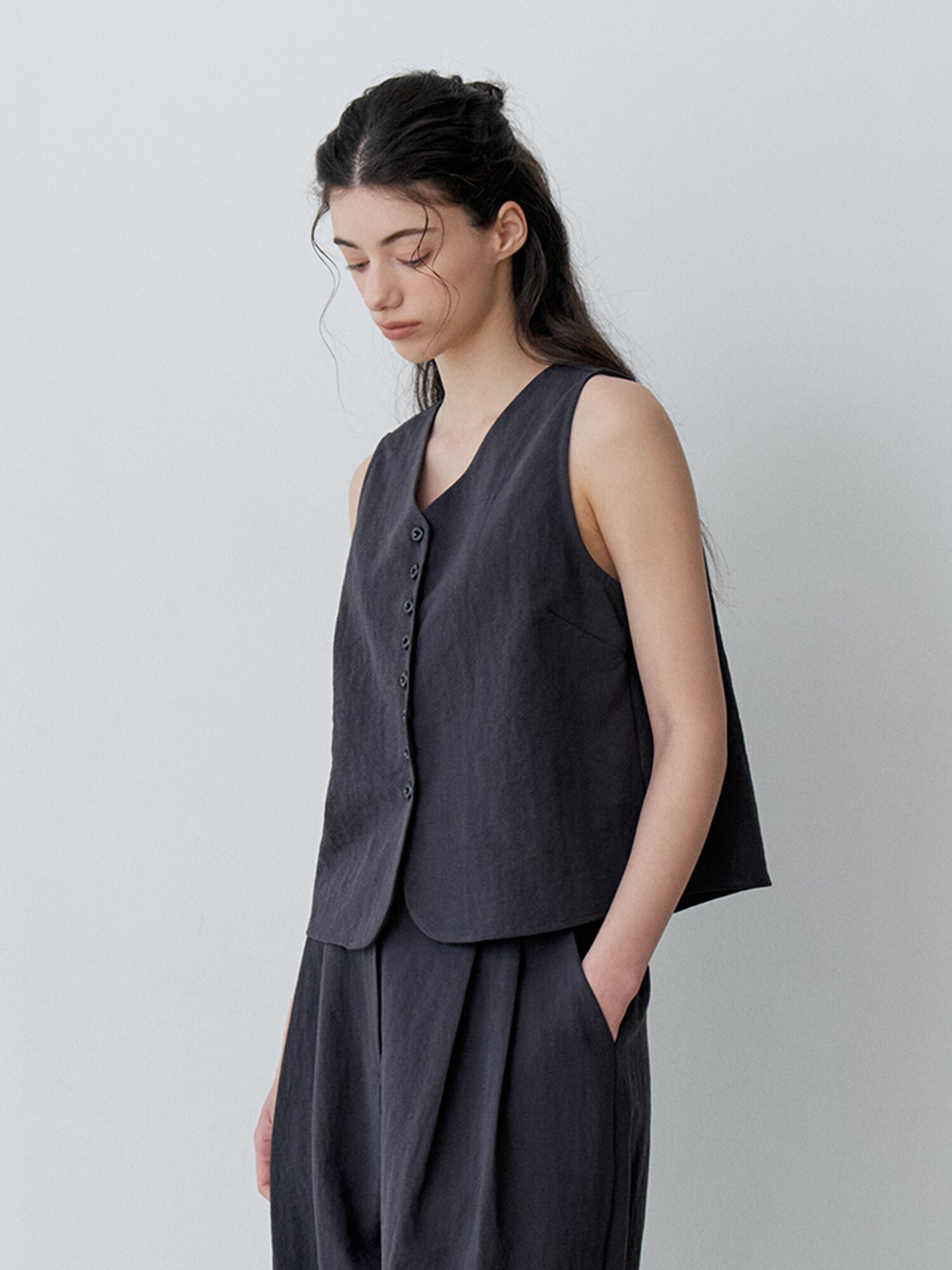 V-NECK BUTTON SLEEVELESS VEST (CH)