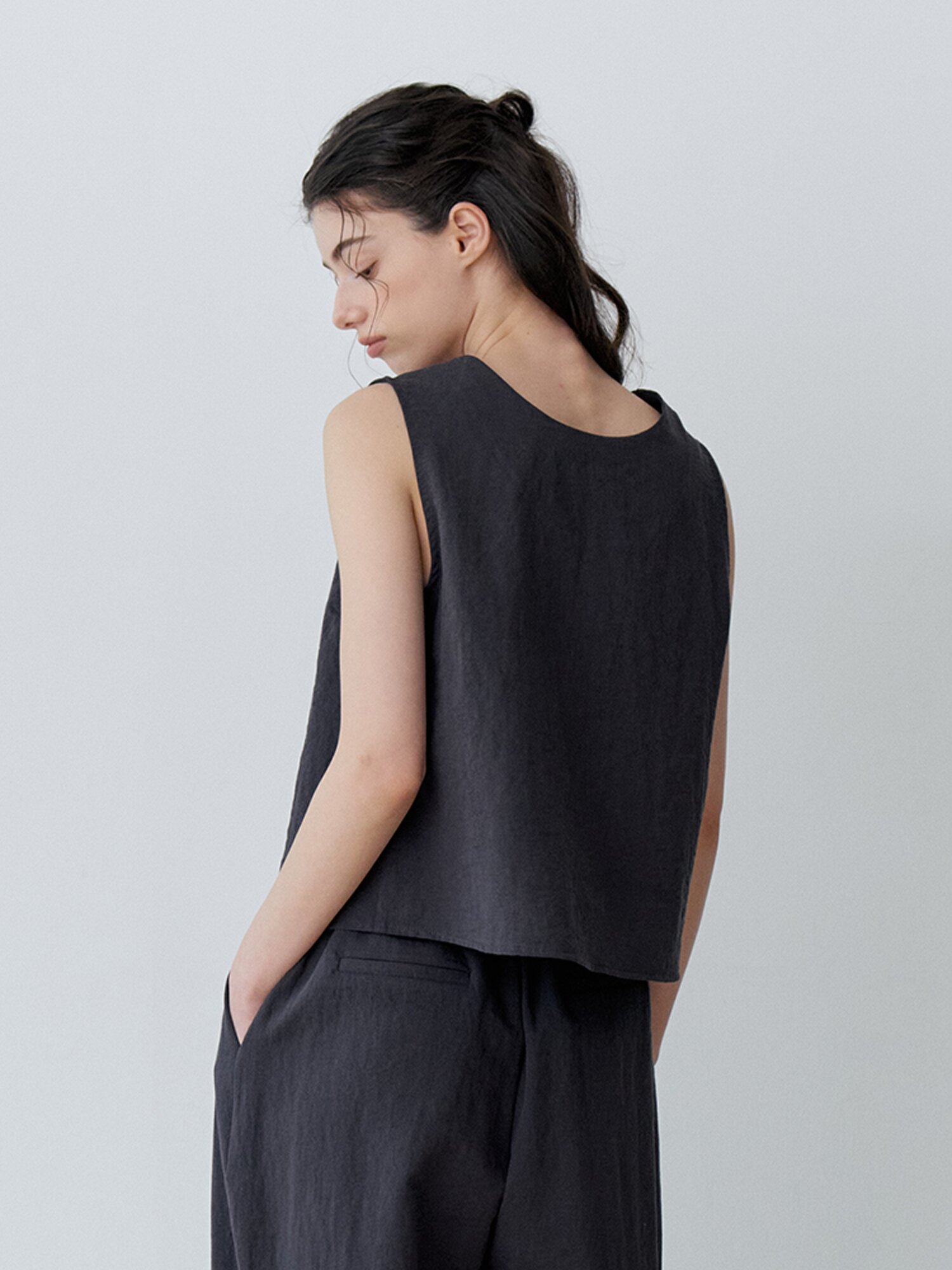 V-NECK BUTTON SLEEVELESS VEST (CH)
