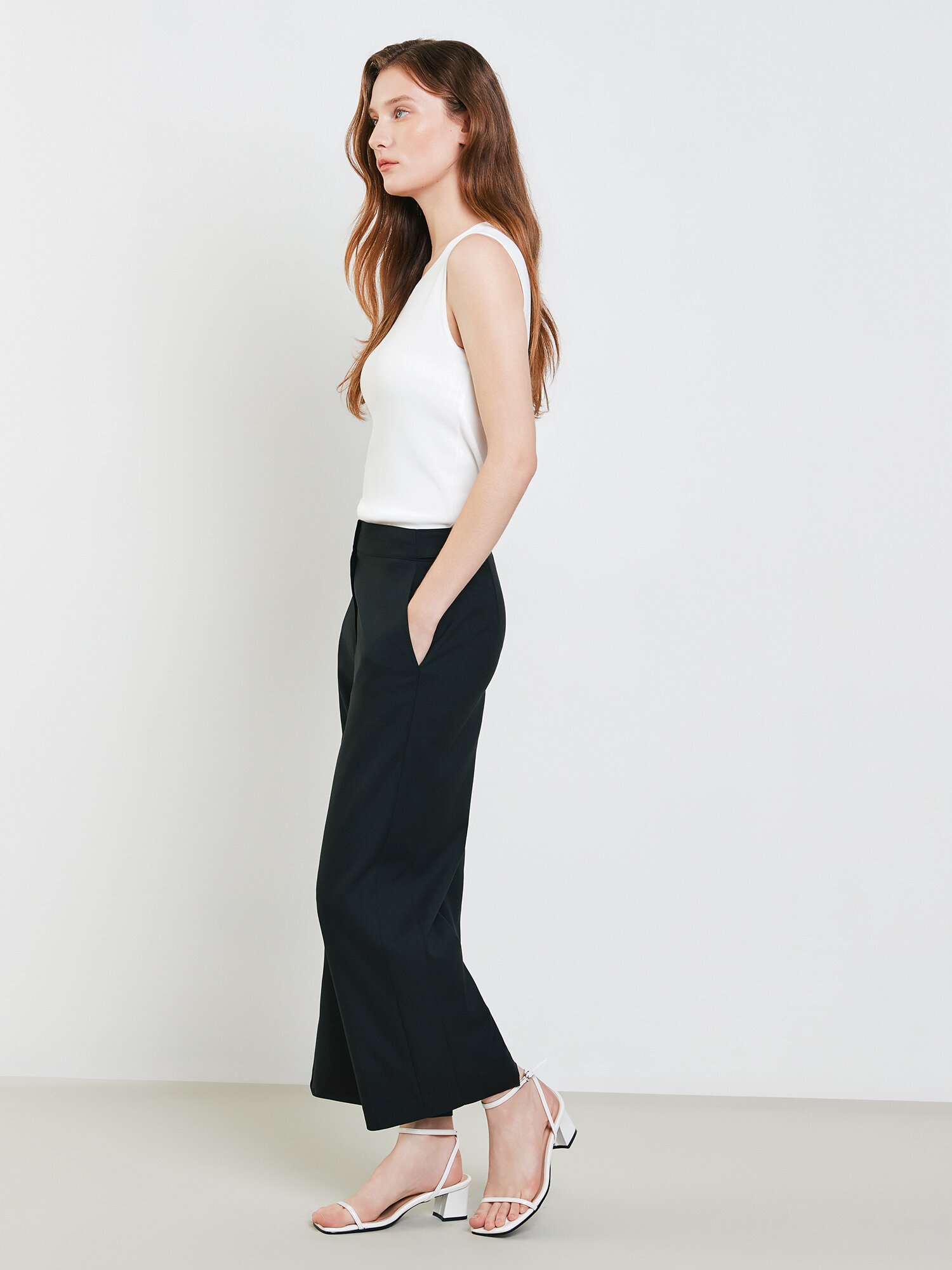 탭 장식 와이드 크롭 팬츠 (BLACK)