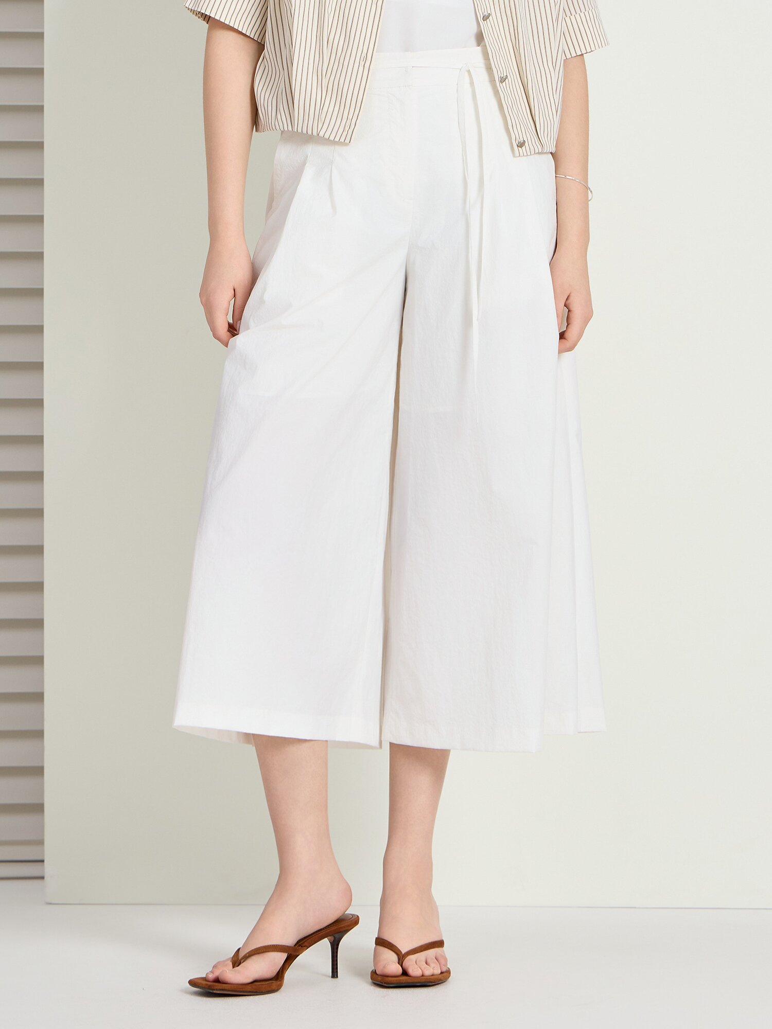 벨트 백 밴딩 퀼로트 크롭 팬츠 (WHITE)