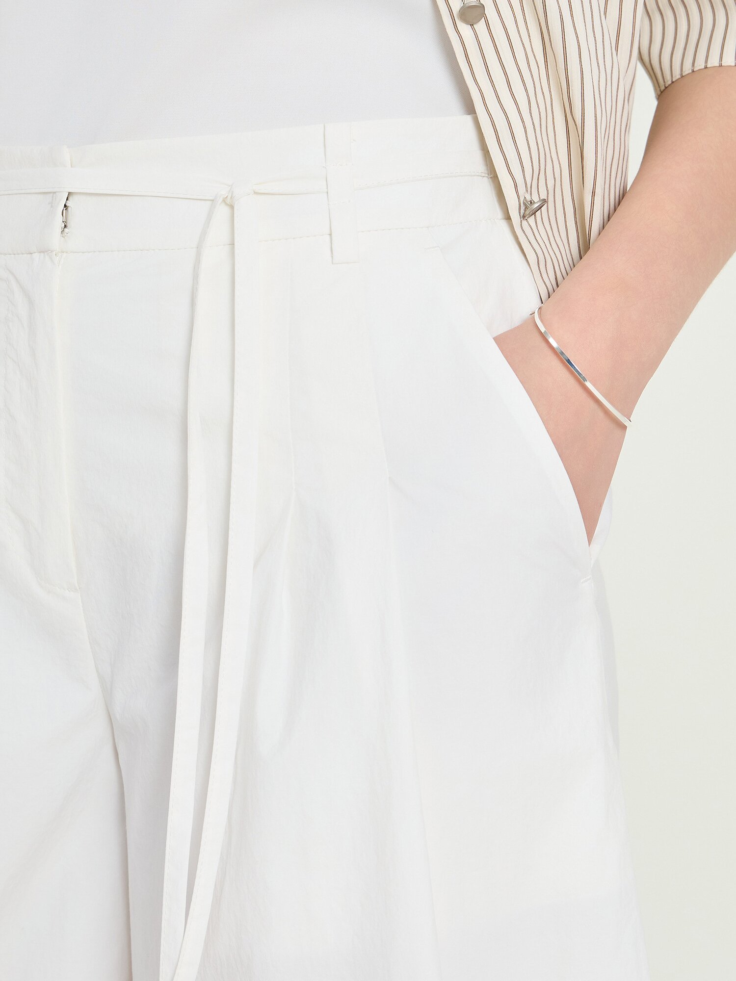 벨트 백 밴딩 퀼로트 크롭 팬츠 (WHITE)