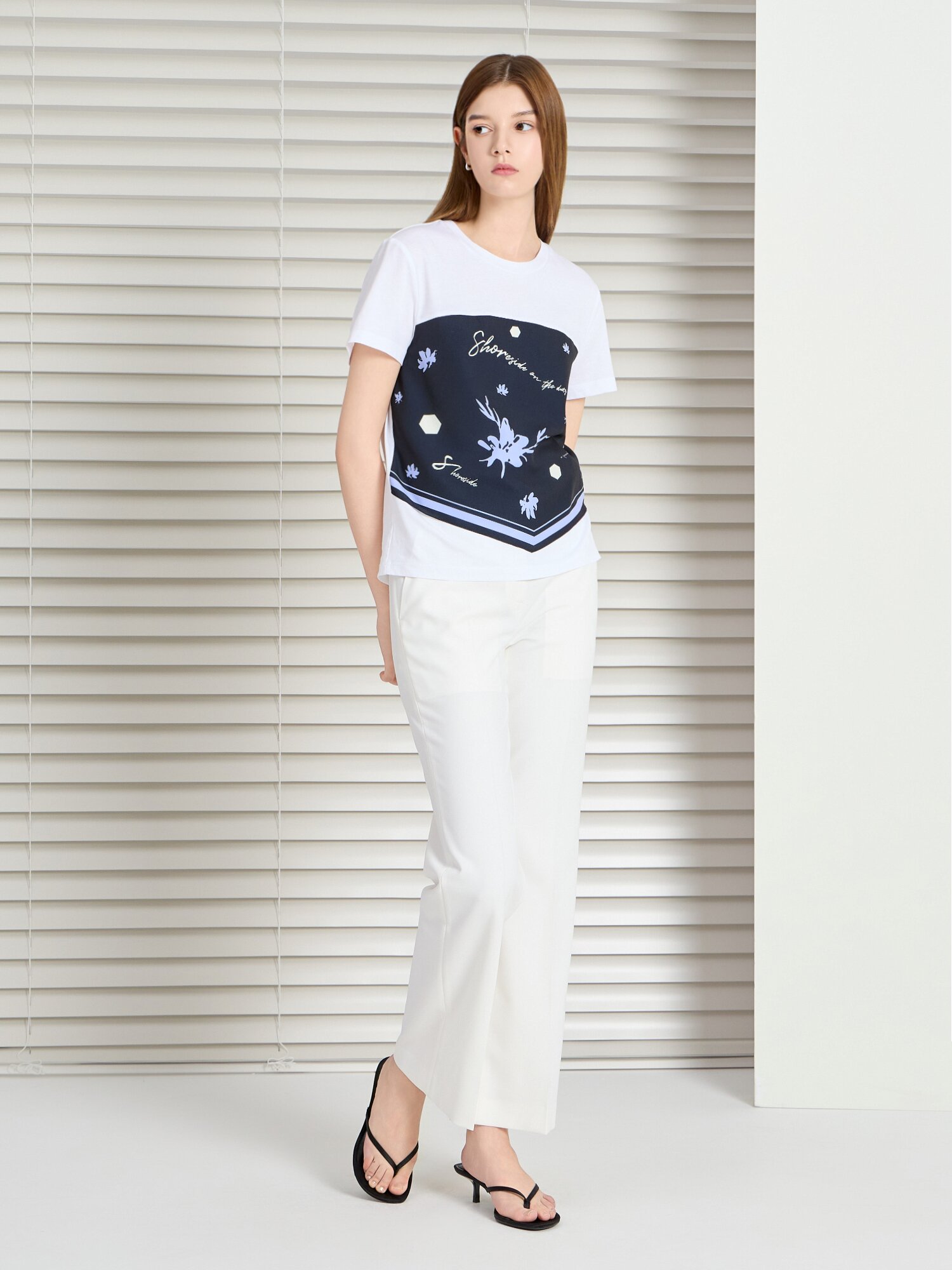 스카프 배색 라운드넥 티셔츠 (NAVY)