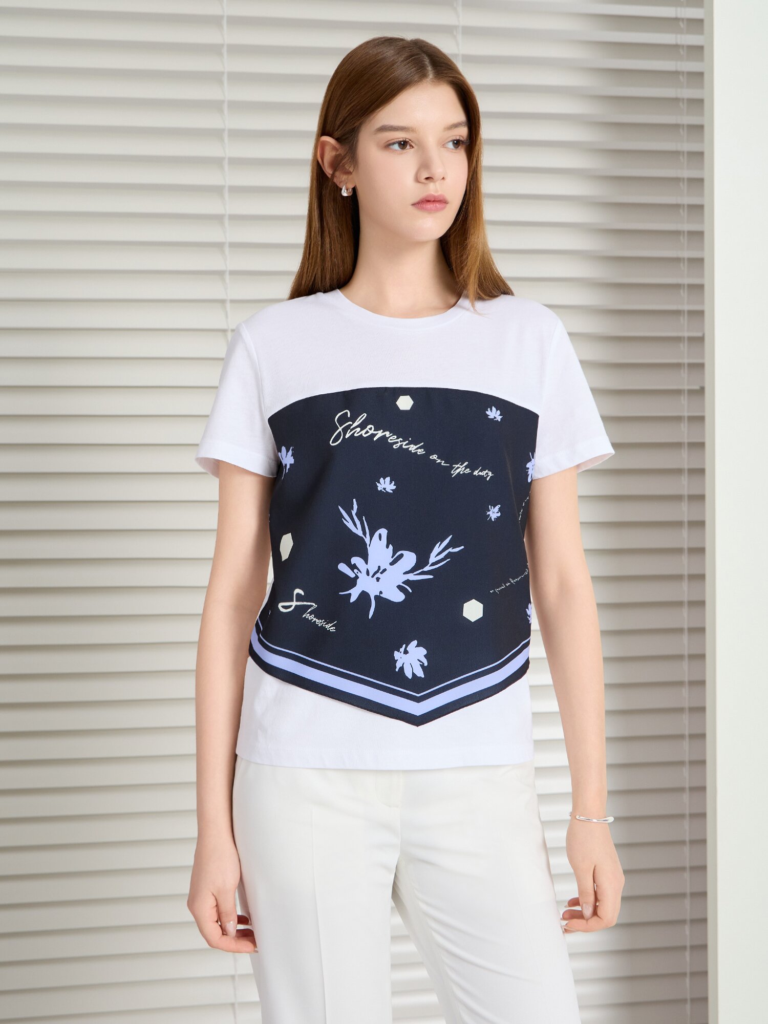 스카프 배색 라운드넥 티셔츠 (NAVY)
