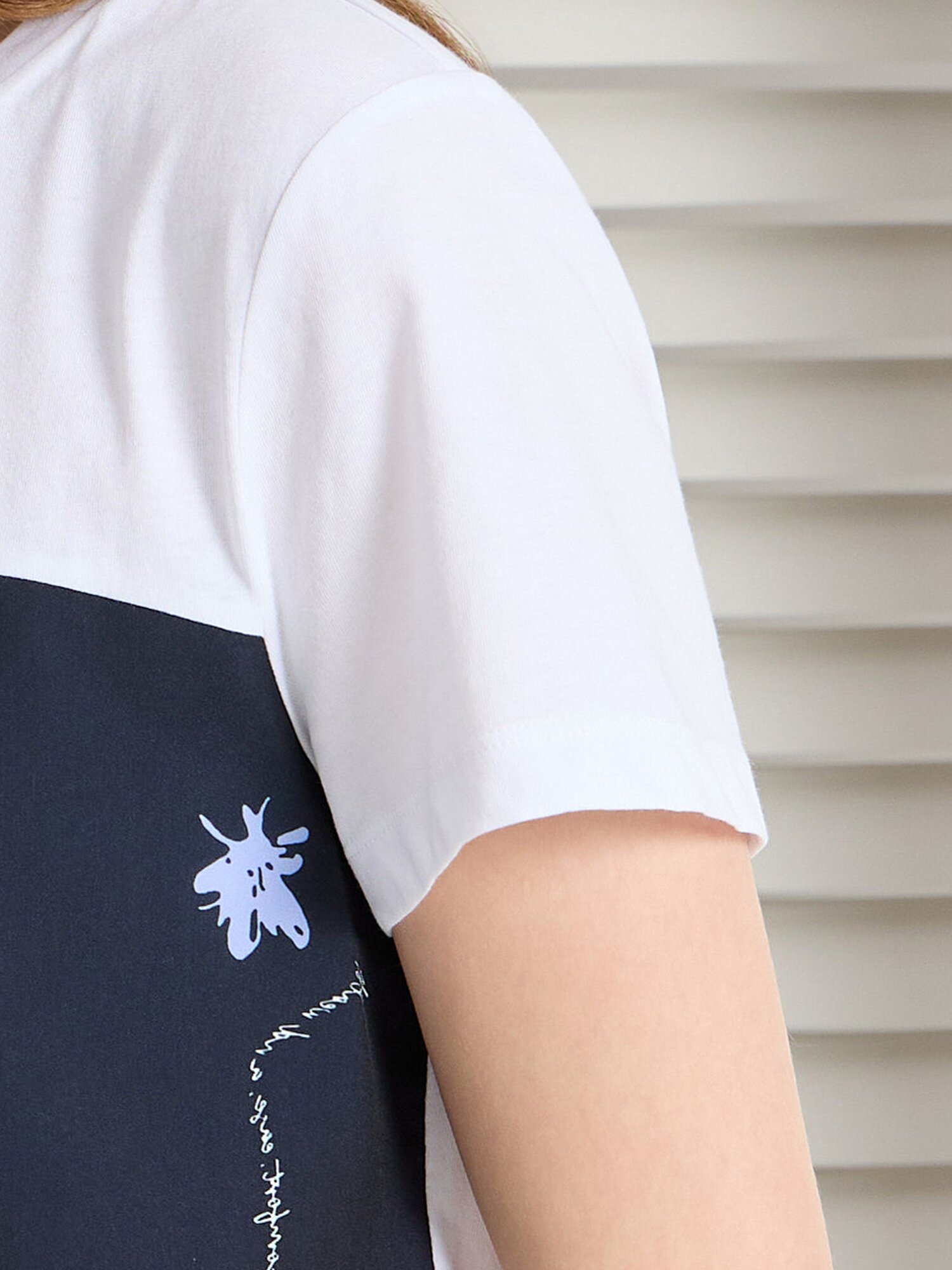 스카프 배색 라운드넥 티셔츠 (NAVY)