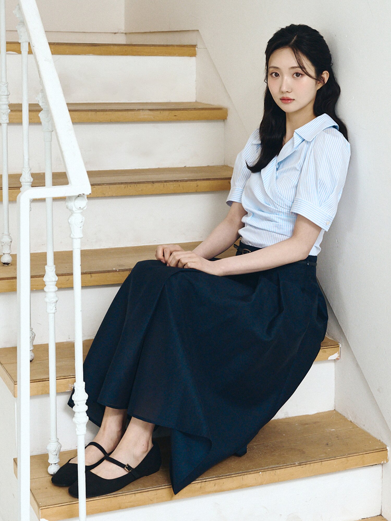 슬림핏 오픈 칼라 랩 블라우스 (STRIPE BLUE)