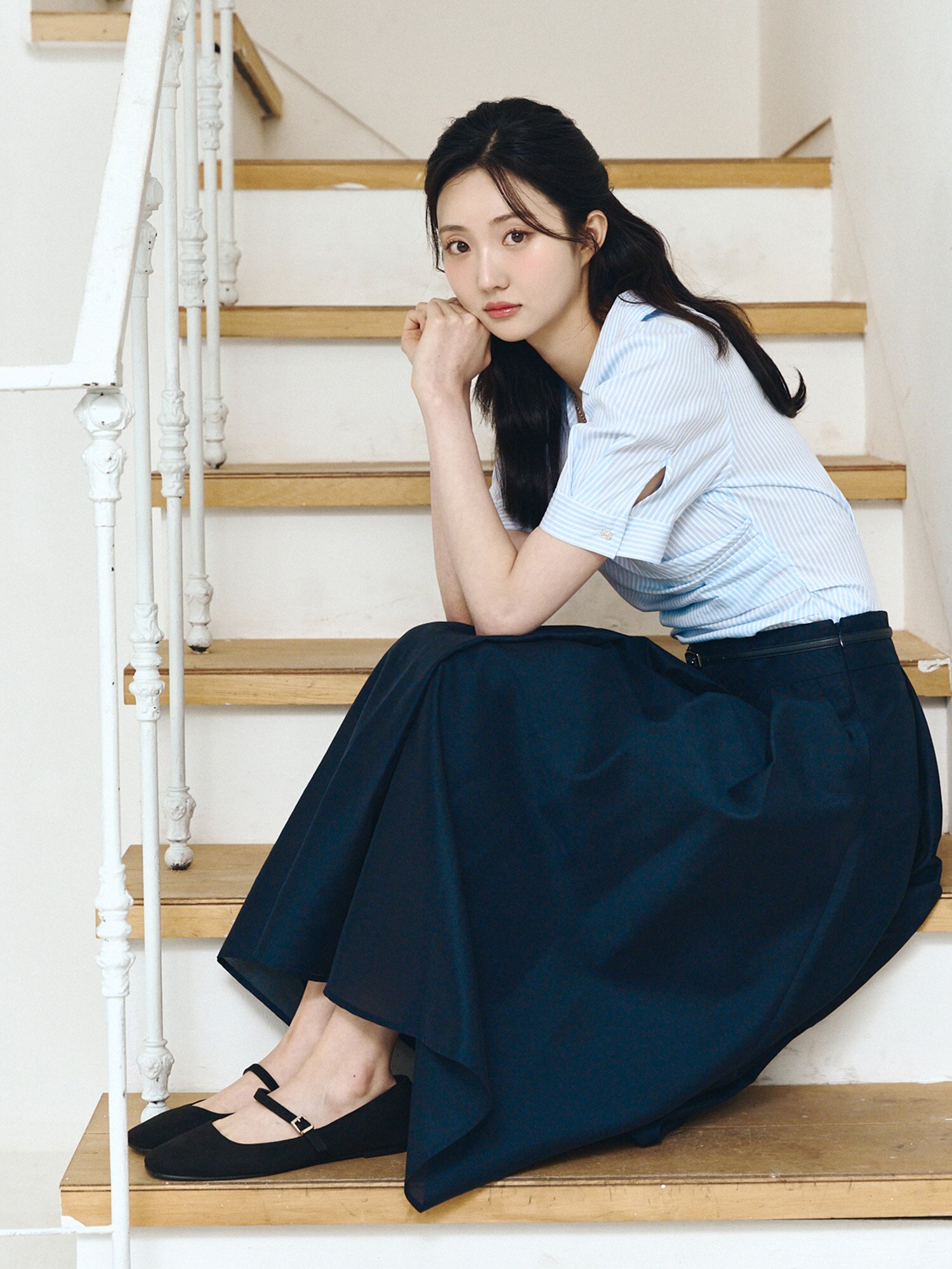 슬림핏 오픈 칼라 랩 블라우스 (STRIPE BLUE)