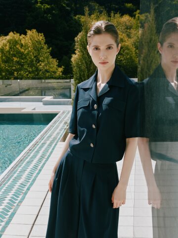 플랩 오픈 칼라 크롭 블라우스 (NAVY)