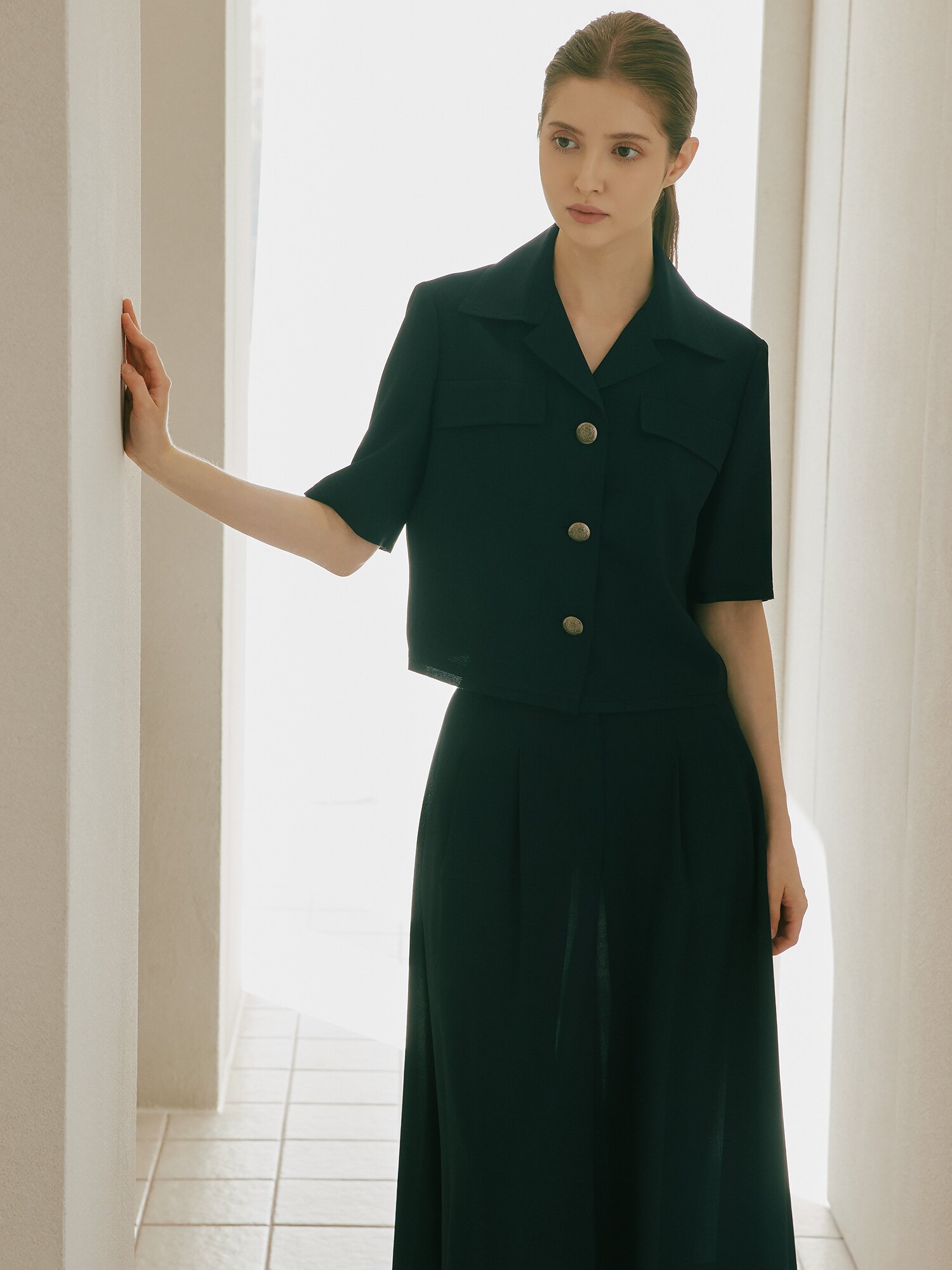 플랩 오픈 칼라 크롭 블라우스 (NAVY)